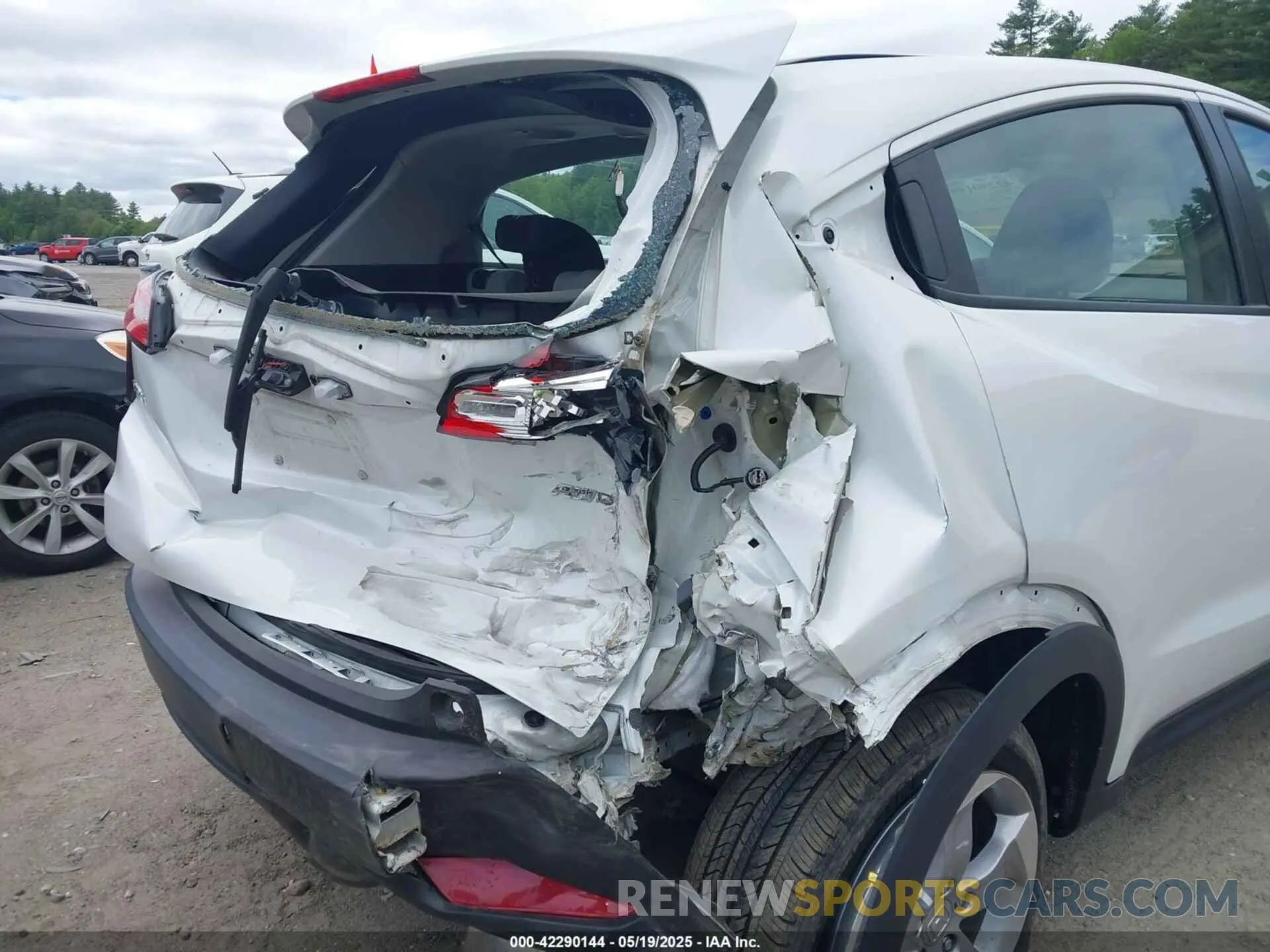 17 Photograph of a damaged car 3CZRU6H38NM763153 HONDA HR-V 2022