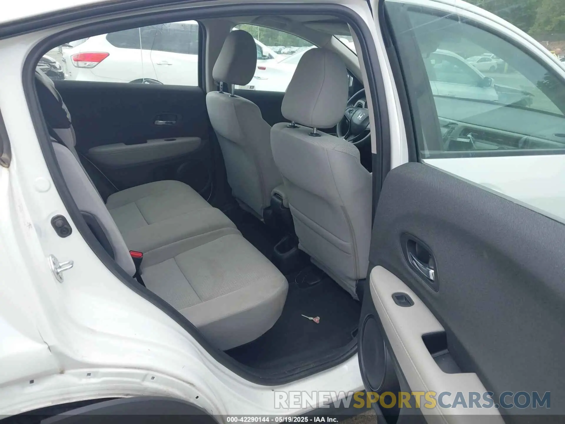 8 Photograph of a damaged car 3CZRU6H38NM763153 HONDA HR-V 2022
