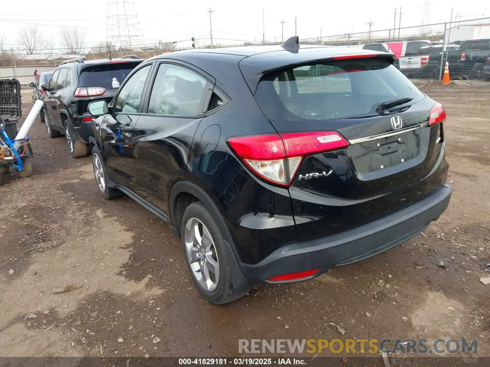 3 Photograph of a damaged car 3CZRU6H3XNM700734 HONDA HR-V 2022