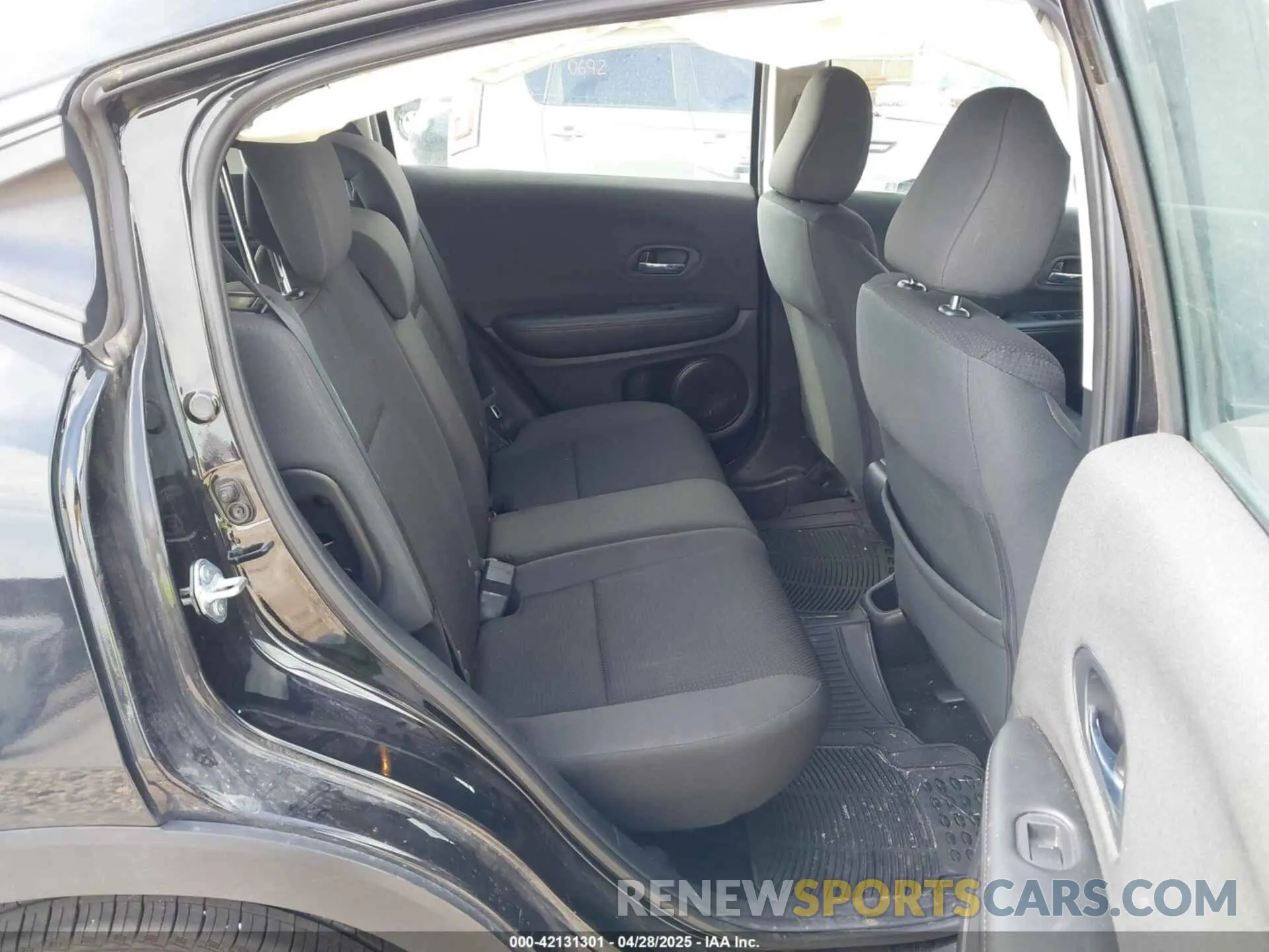 8 Photograph of a damaged car 3CZRU6H3XNM708767 HONDA HR-V 2022