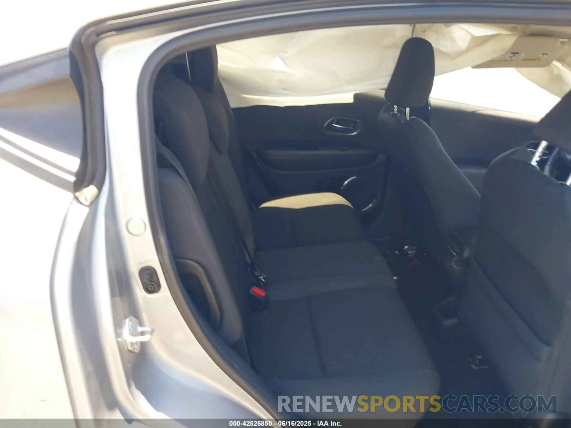 8 Photograph of a damaged car 3CZRU6H53NM773722 HONDA HR-V 2022