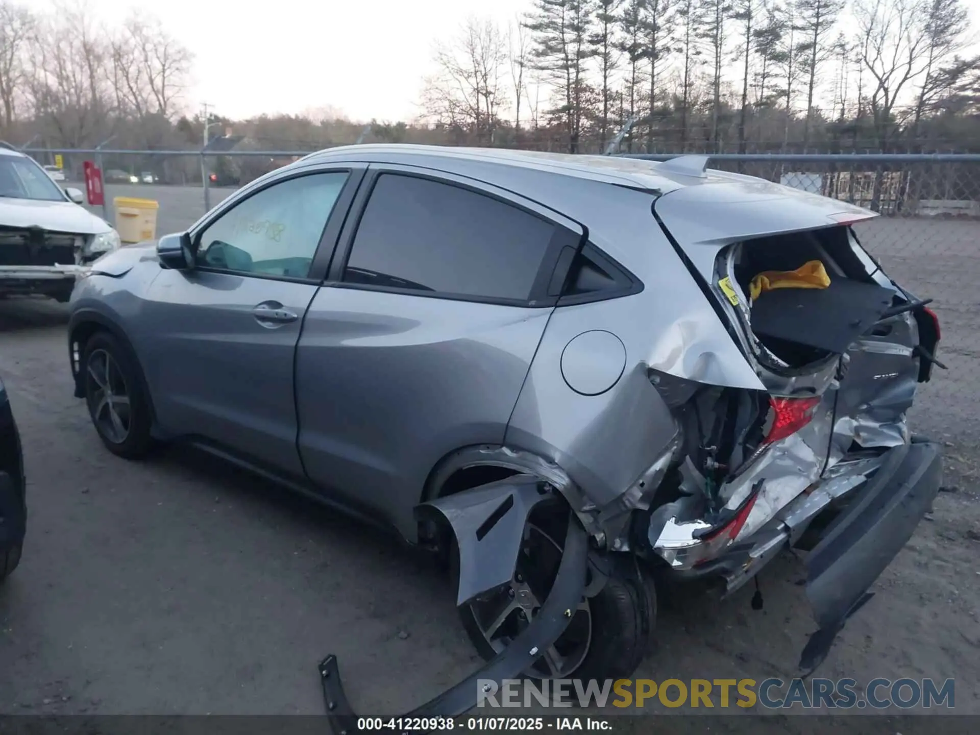 3 Photograph of a damaged car 3CZRU6H56NM736678 HONDA HR-V 2022