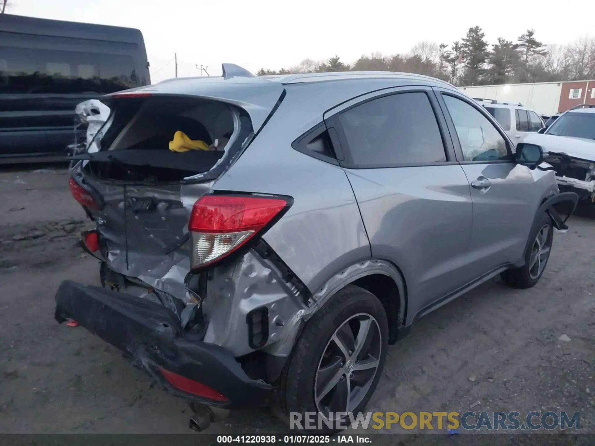 4 Photograph of a damaged car 3CZRU6H56NM736678 HONDA HR-V 2022