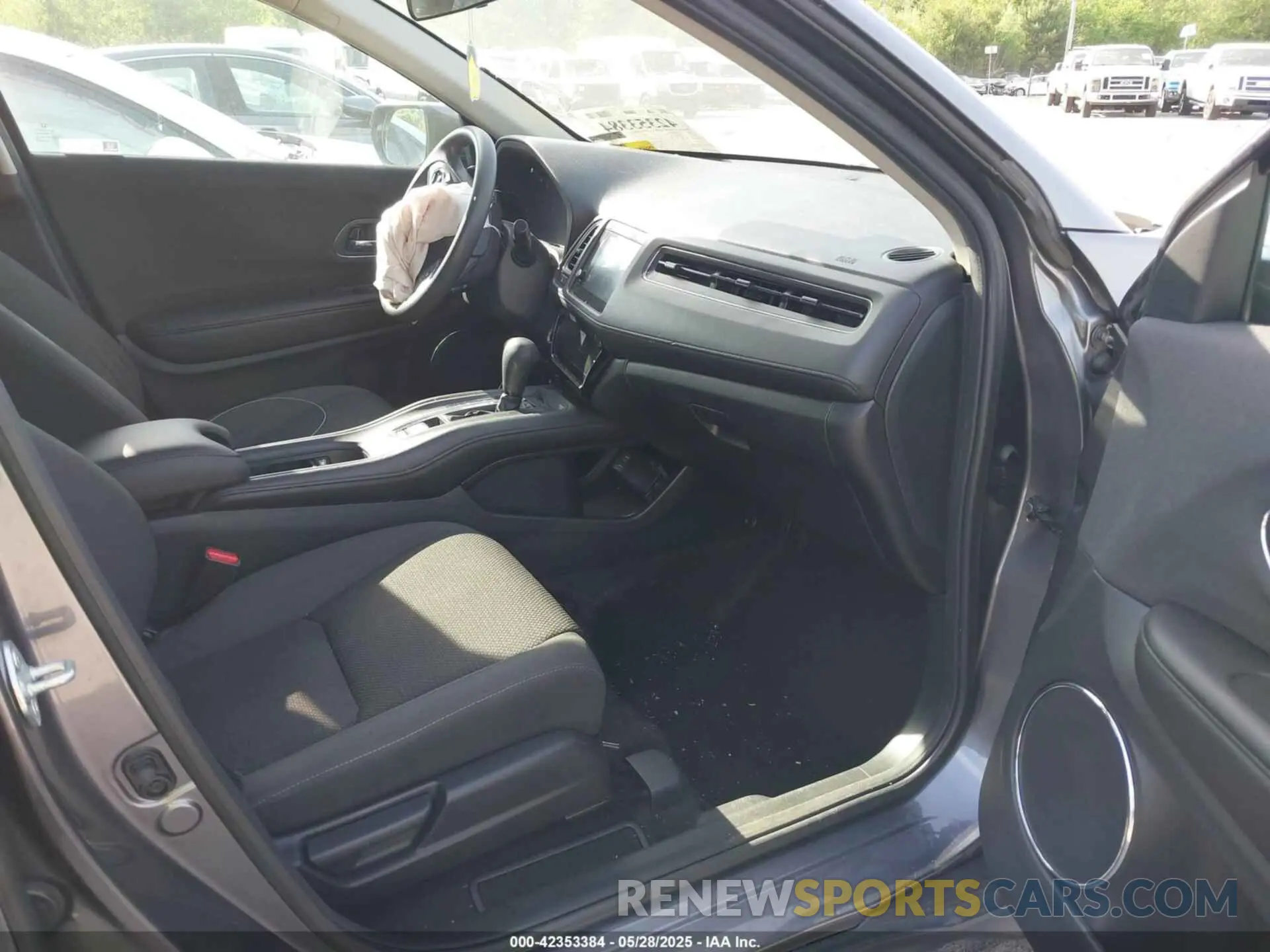 5 Photograph of a damaged car 3CZRU6H57NM715595 HONDA HR-V 2022