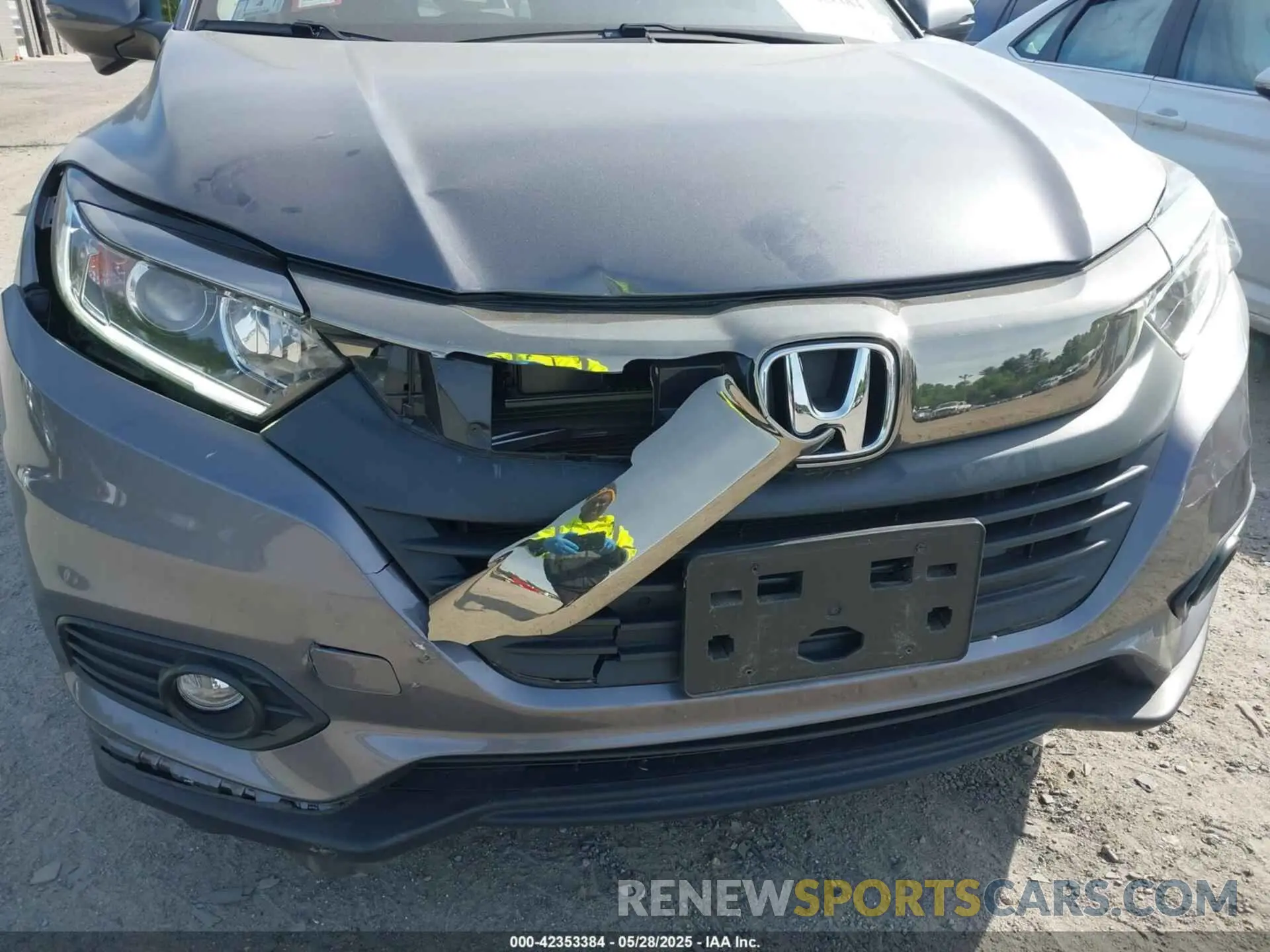 6 Photograph of a damaged car 3CZRU6H57NM715595 HONDA HR-V 2022