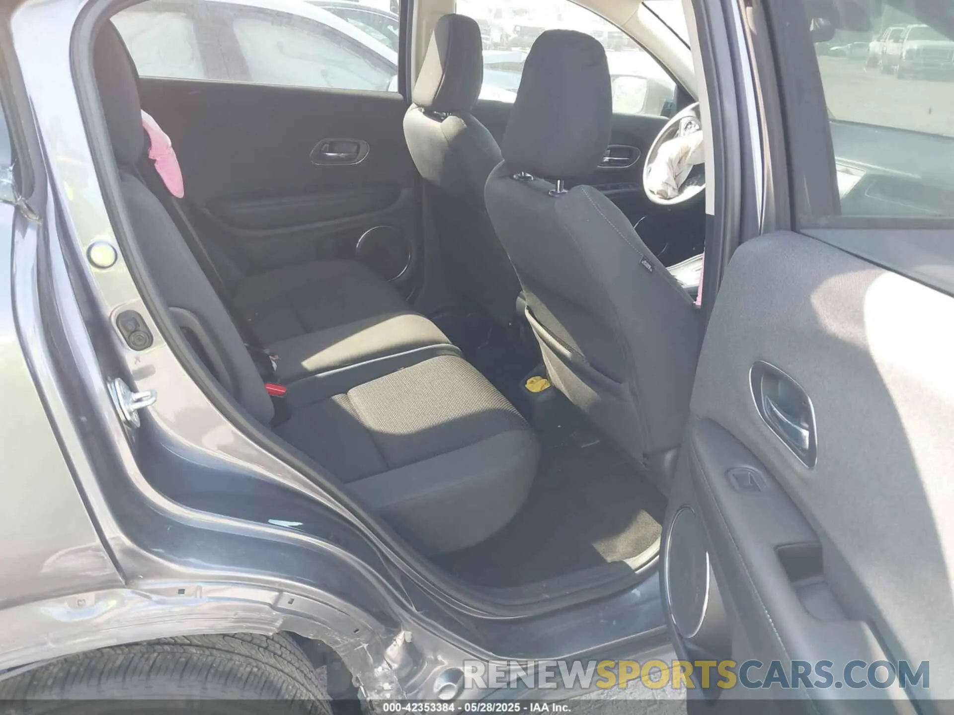 8 Photograph of a damaged car 3CZRU6H57NM715595 HONDA HR-V 2022
