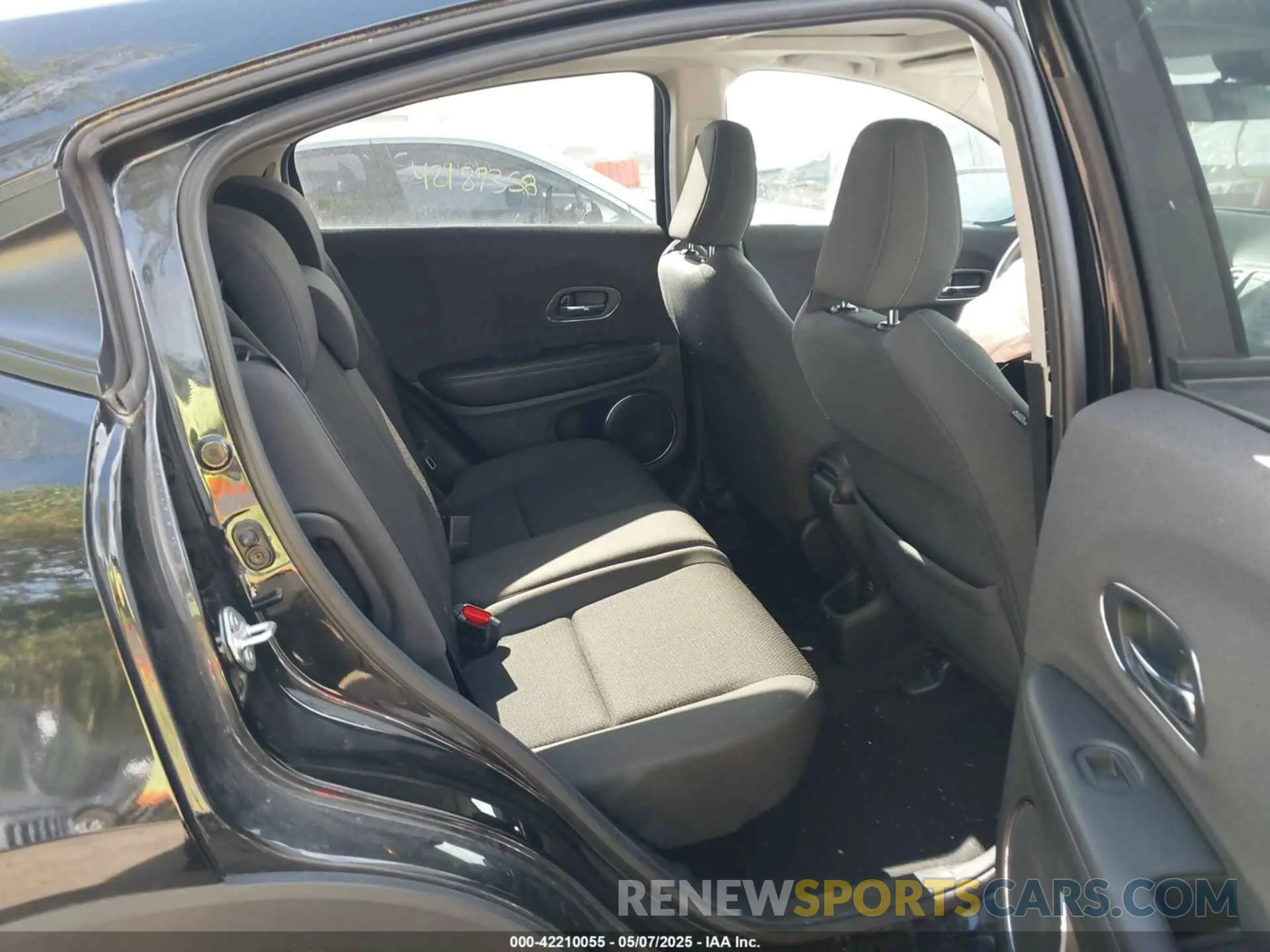 8 Photograph of a damaged car 3CZRU6H57NM725401 HONDA HR-V 2022