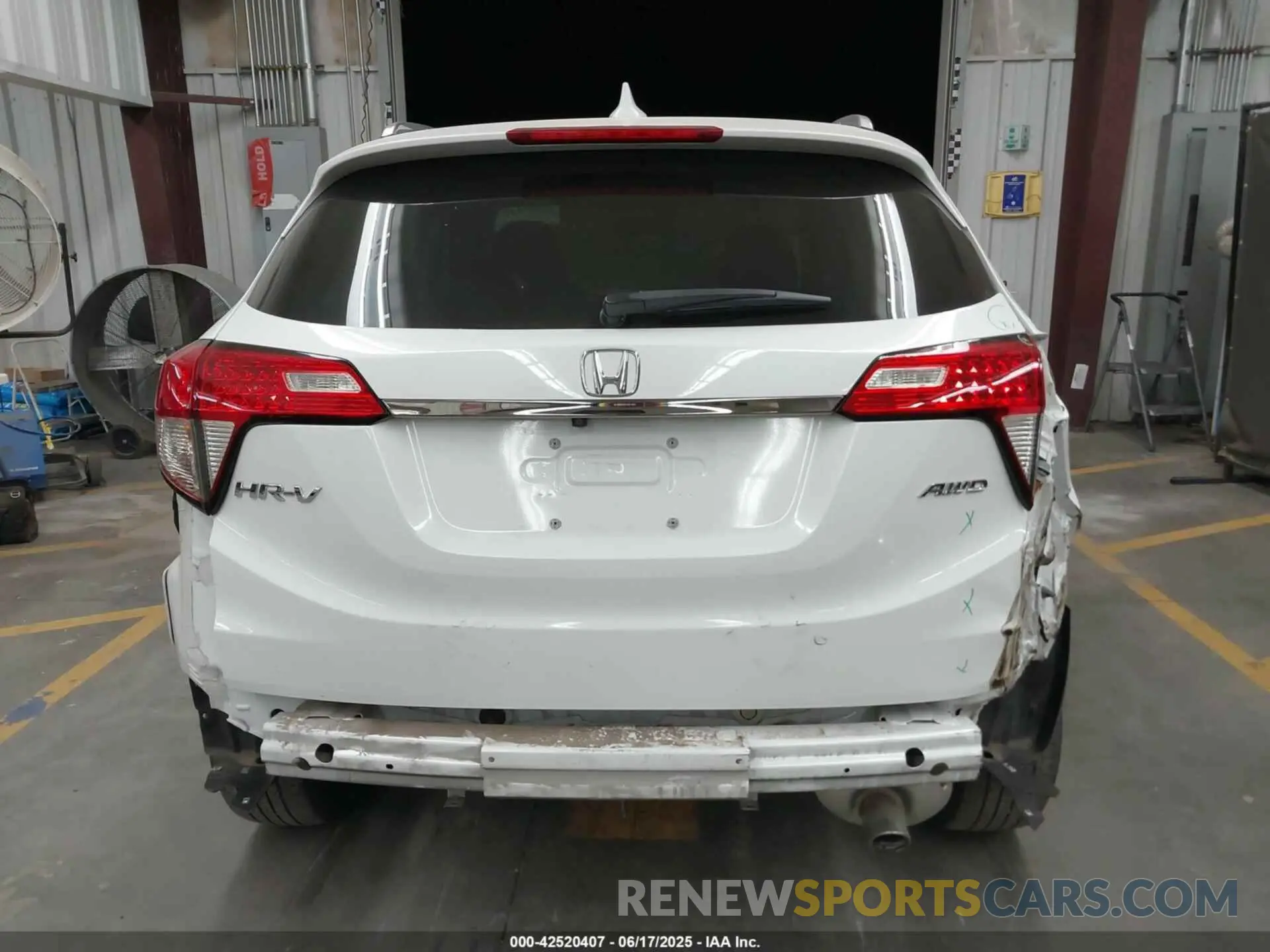 17 Photograph of a damaged car 3CZRU6H57NM730372 HONDA HR-V 2022