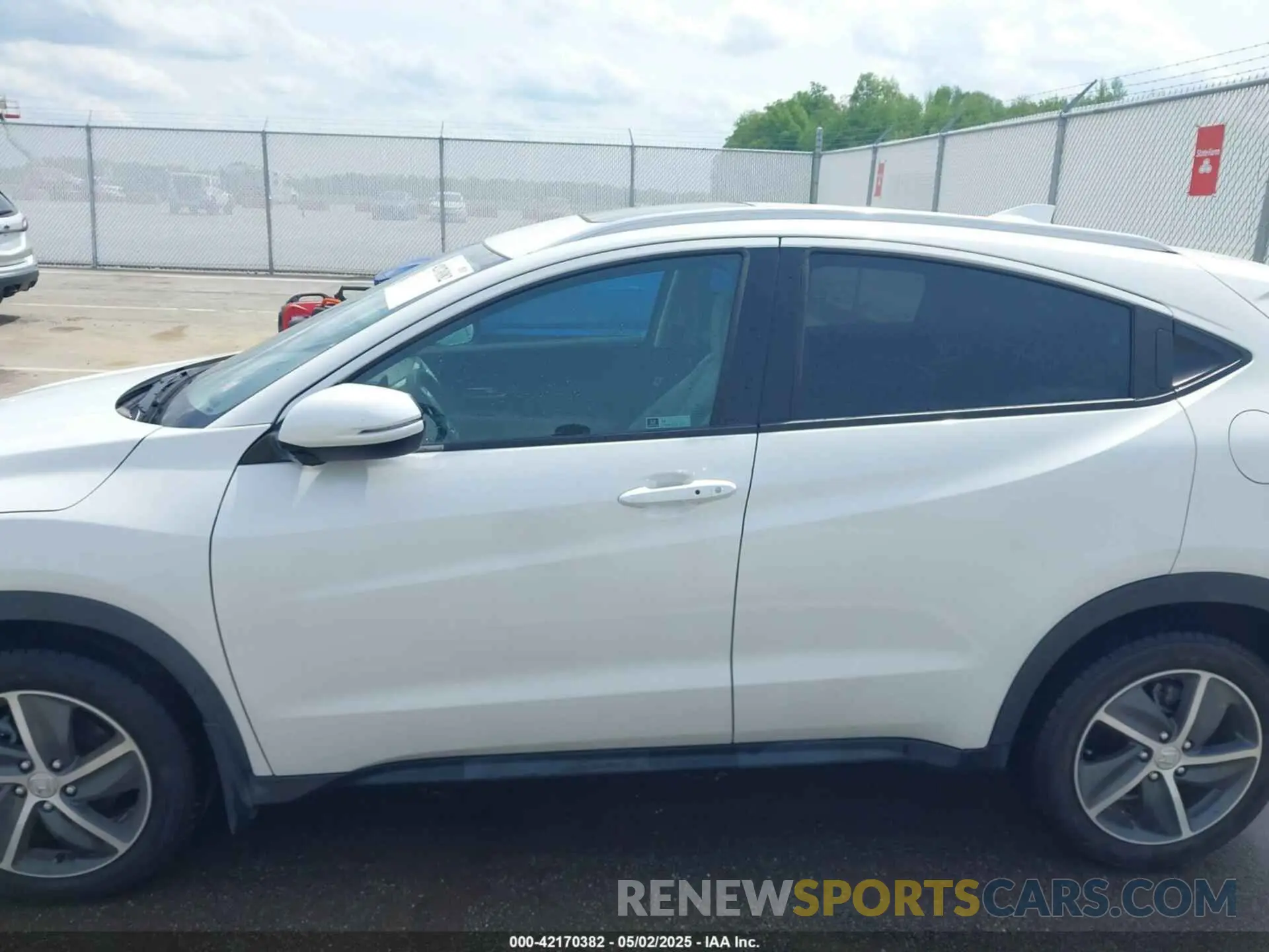 14 Photograph of a damaged car 3CZRU6H57NM741839 HONDA HR-V 2022