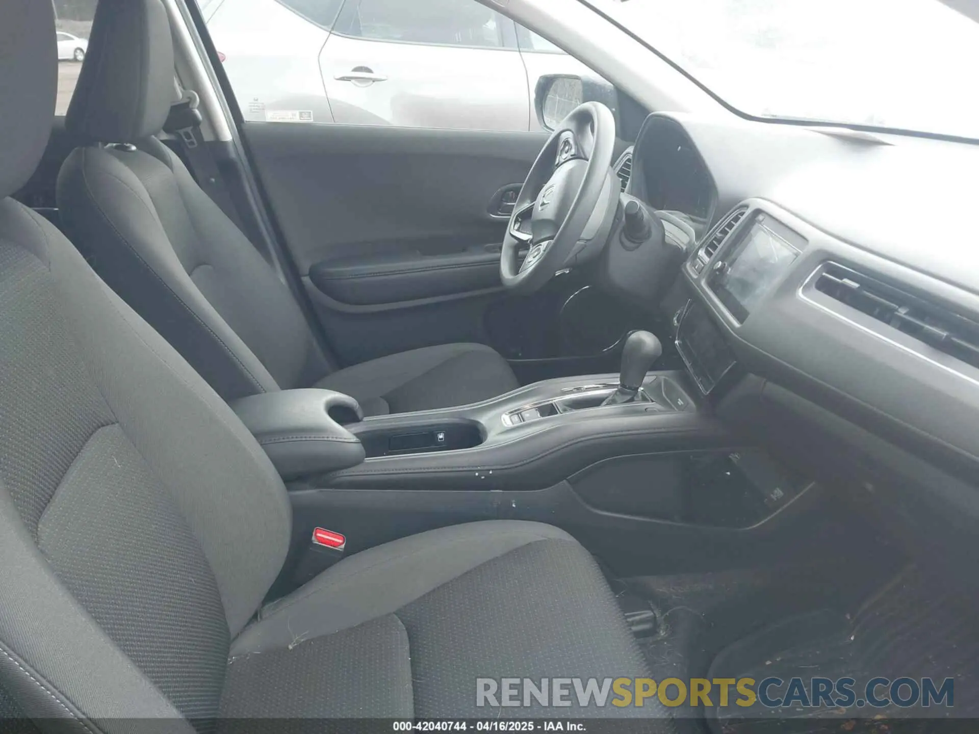 5 Photograph of a damaged car 3CZRU6H57NM741954 HONDA HR-V 2022