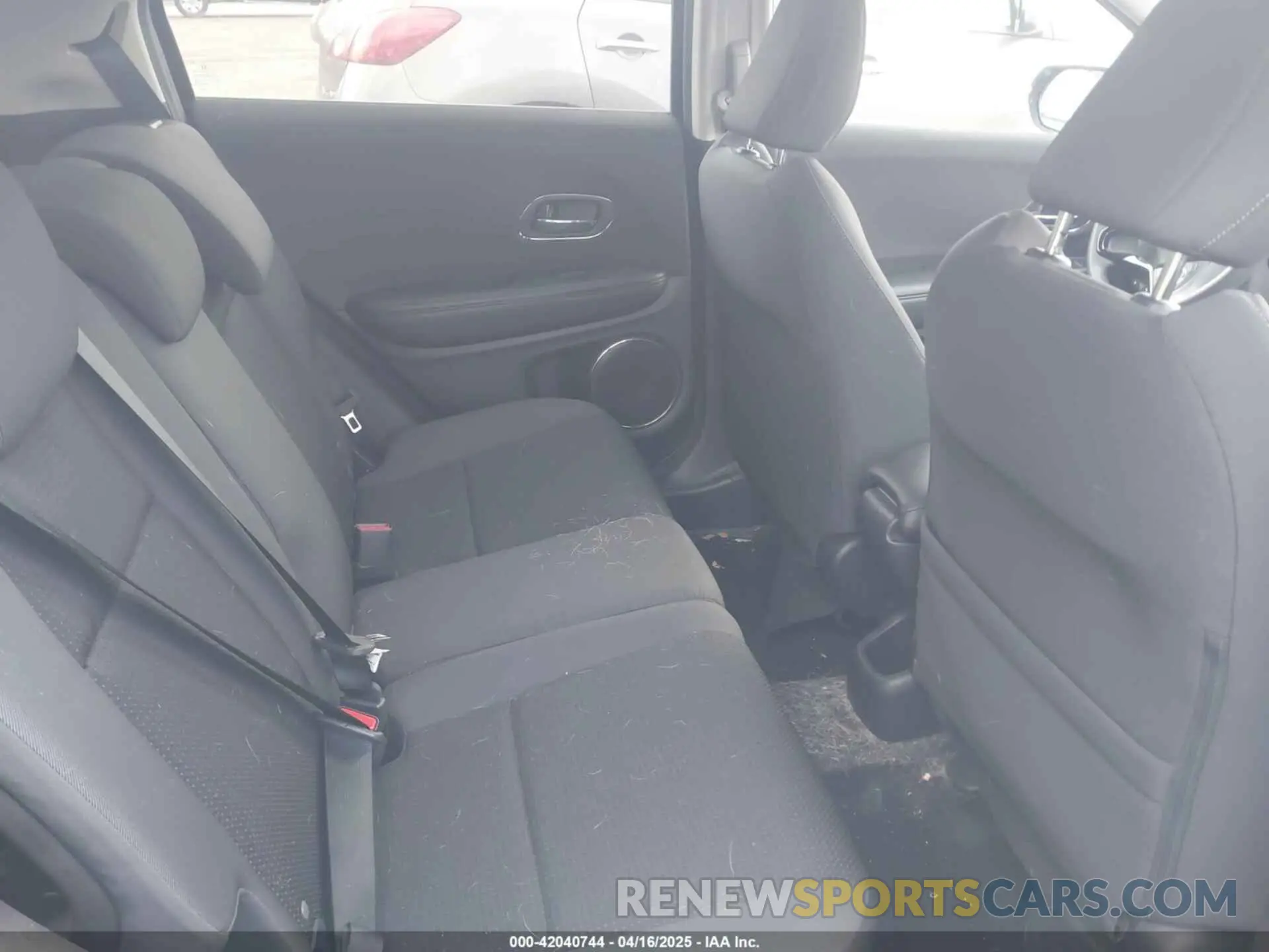 8 Photograph of a damaged car 3CZRU6H57NM741954 HONDA HR-V 2022