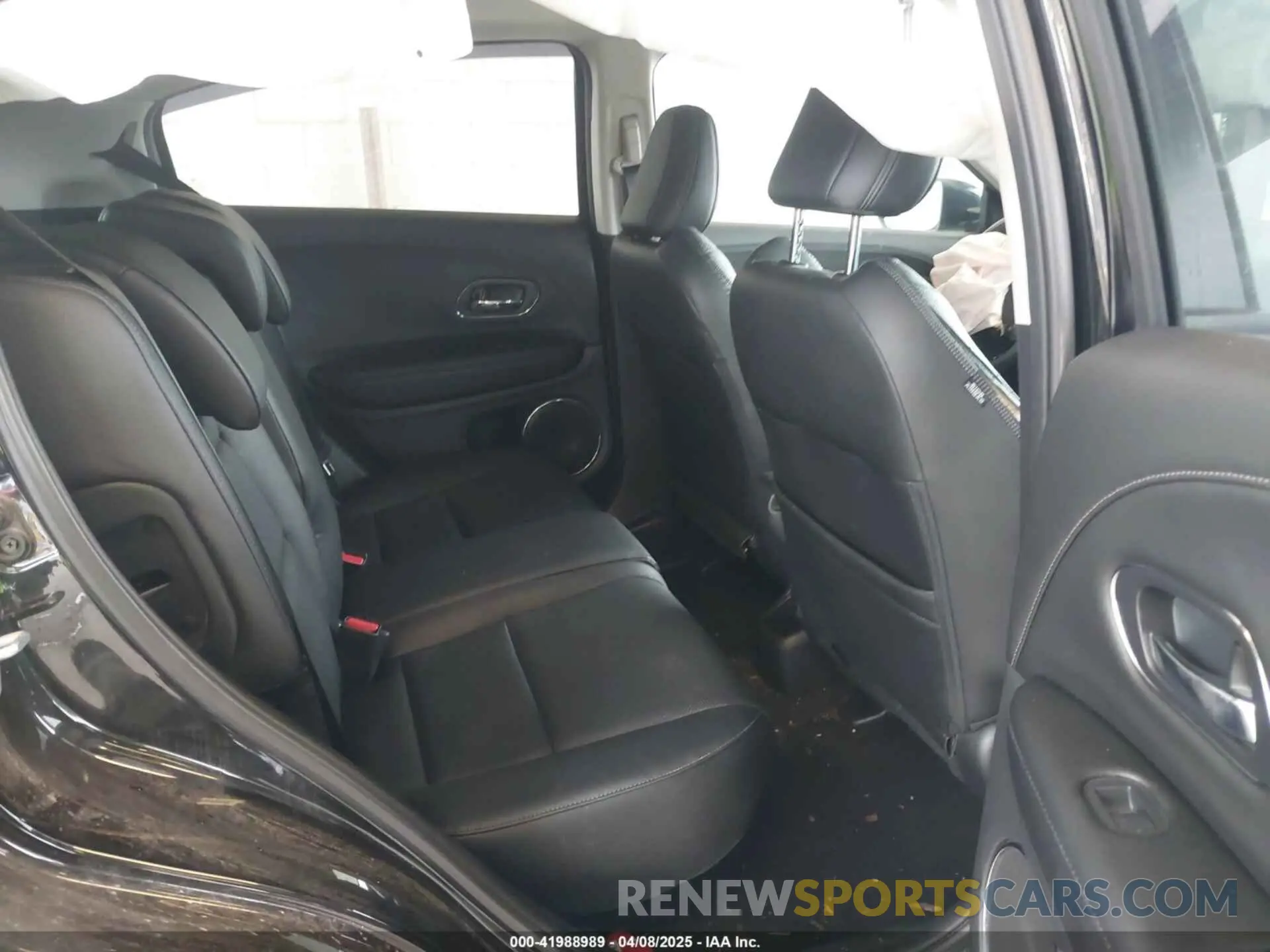 8 Photograph of a damaged car 3CZRU6H72NM719703 HONDA HR-V 2022