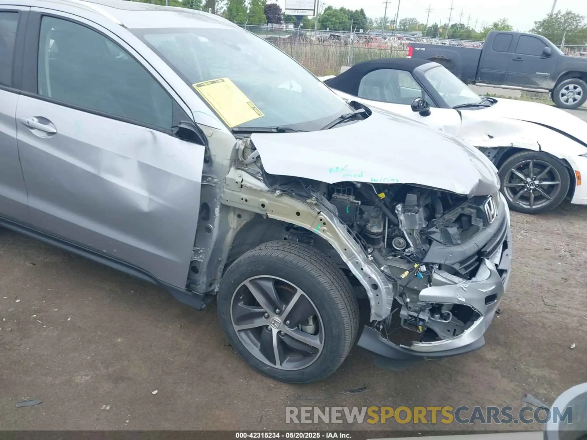19 Photograph of a damaged car 3CZRU6H73NM747607 HONDA HR-V 2022