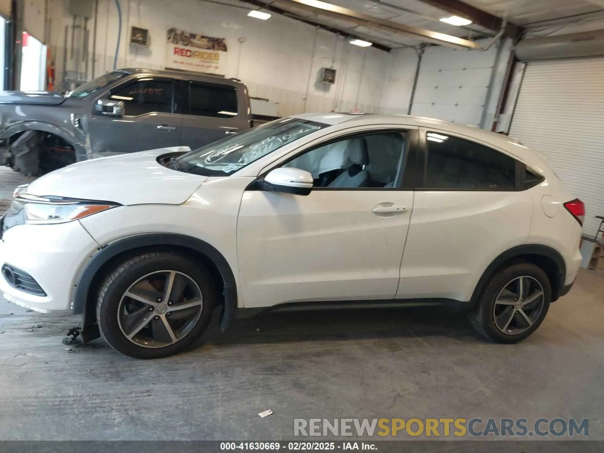 13 Photograph of a damaged car 3CZRU6H73NM758171 HONDA HR-V 2022