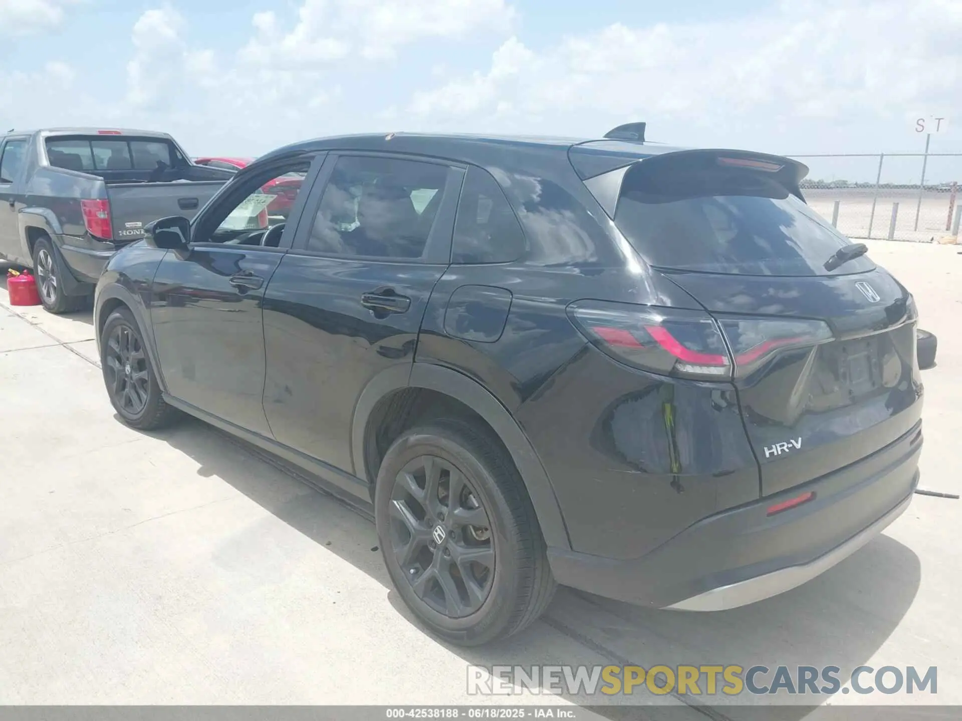 3 Photograph of a damaged car 3CZRZ1H5XPM739462 HONDA HR-V 2023