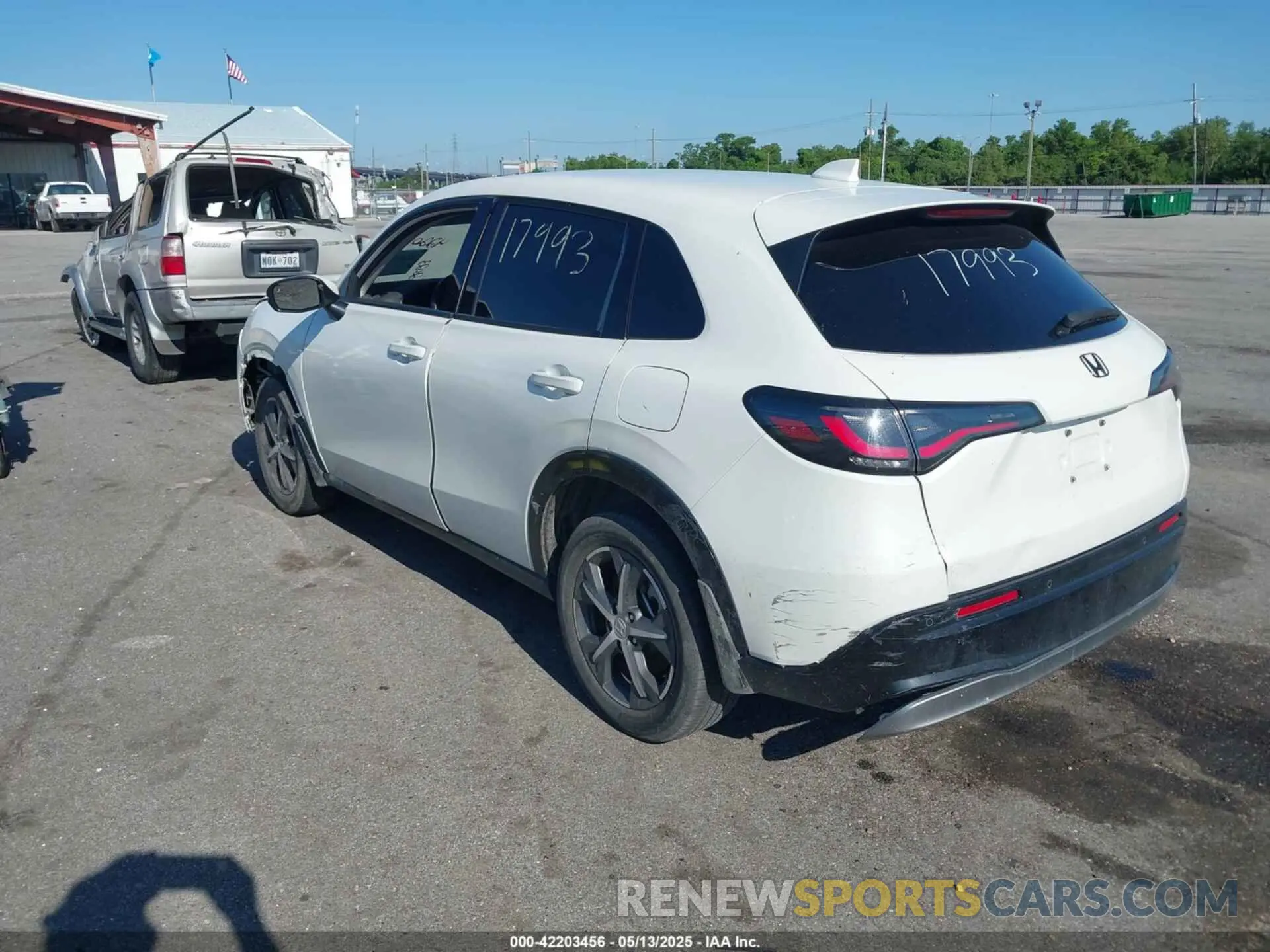 3 Photograph of a damaged car 3CZRZ1H71PM728061 HONDA HR-V 2023