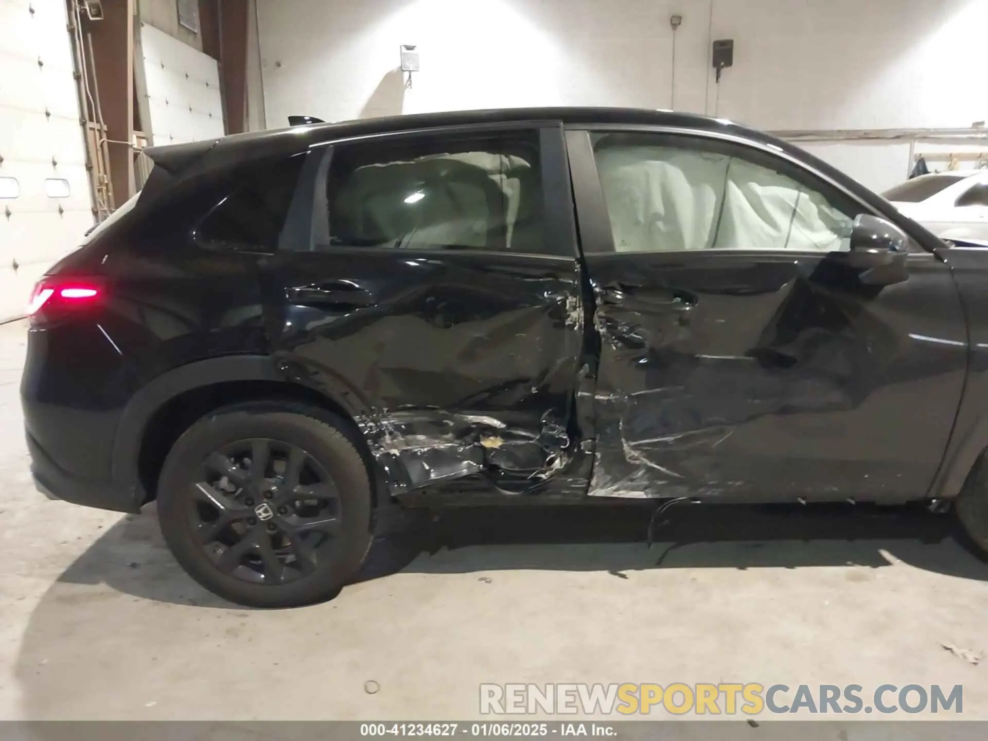 17 Photograph of a damaged car 3CZRZ2H58RM782917 HONDA HR-V 2024