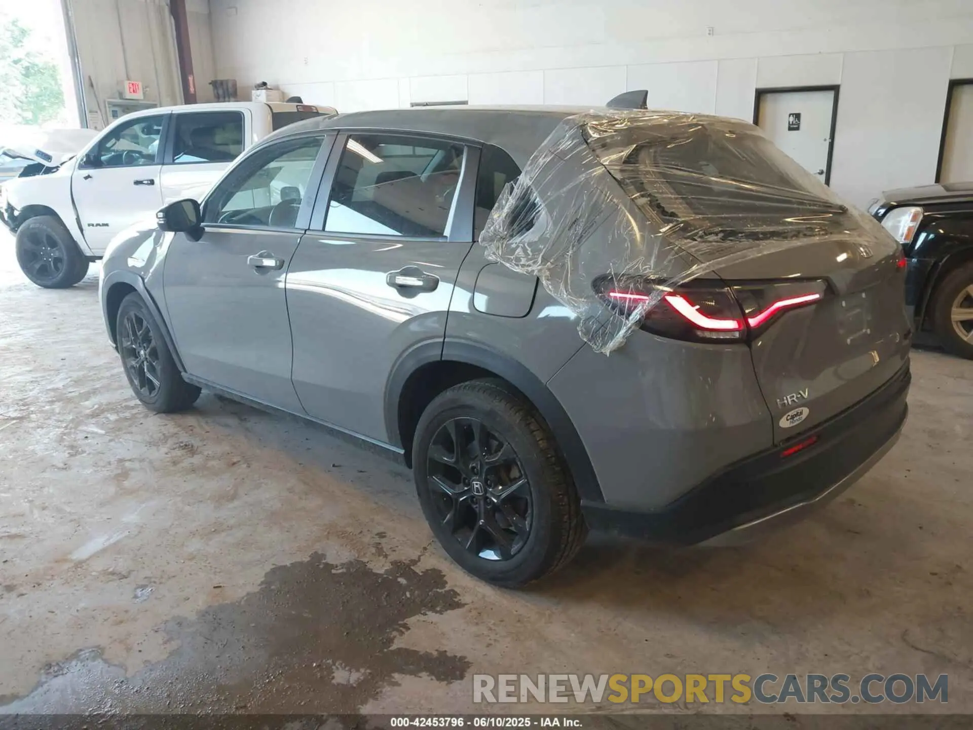 3 Photograph of a damaged car 3CZRZ2H5XRM752351 HONDA HR-V 2024