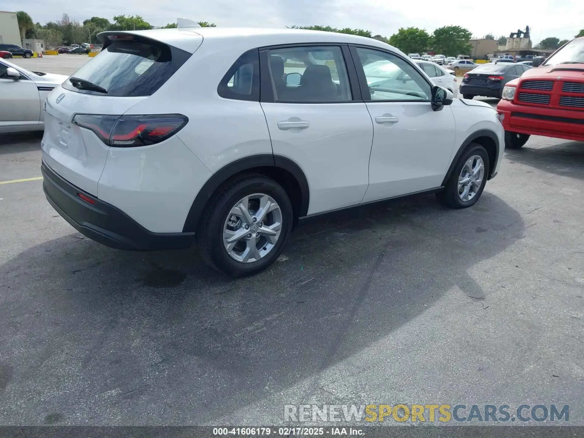 4 Photograph of a damaged car 3CZRZ1H30SM734875 HONDA HR-V 2025