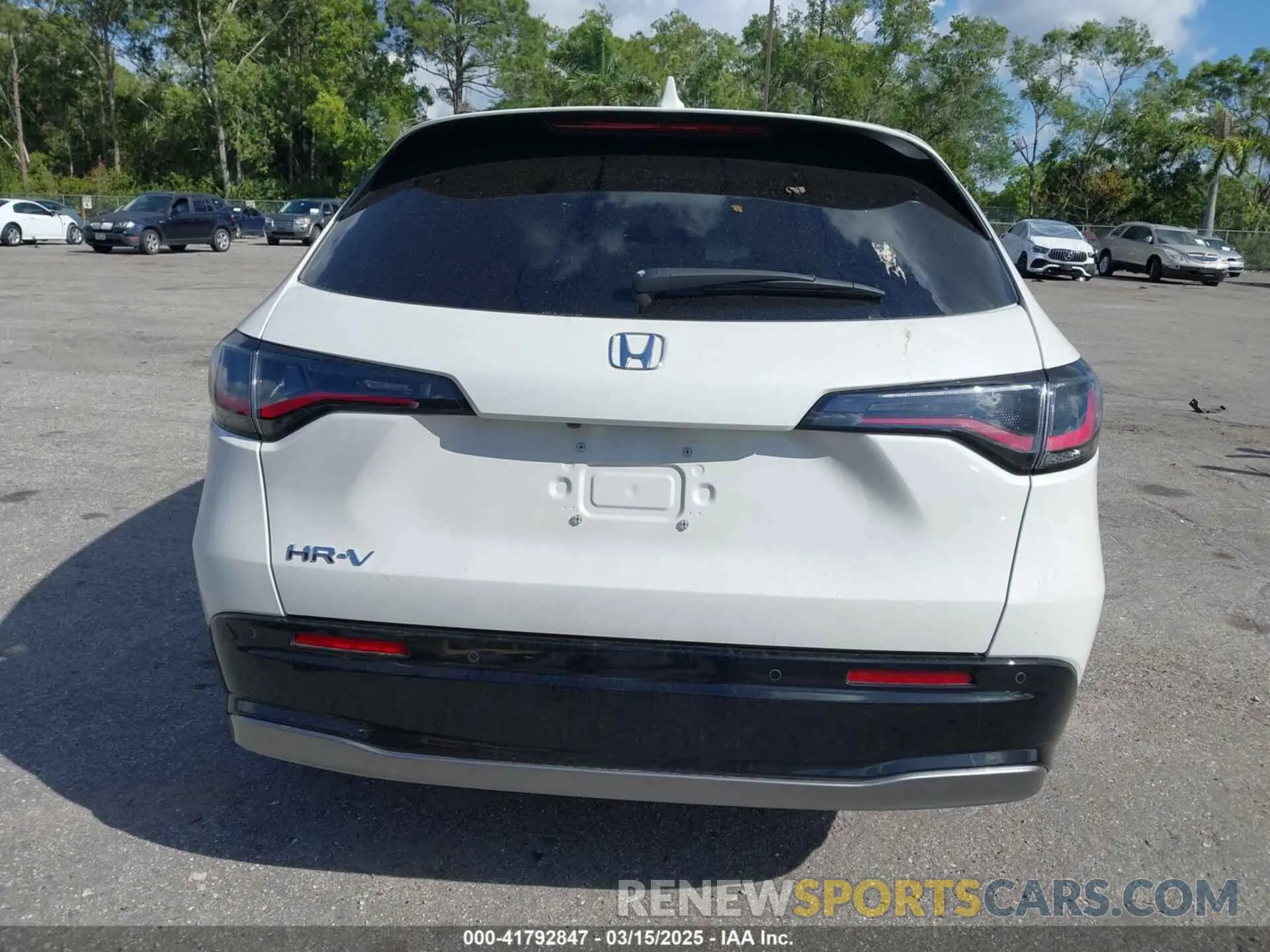 17 Photograph of a damaged car 3CZRZ1H72SM730037 HONDA HR-V 2025