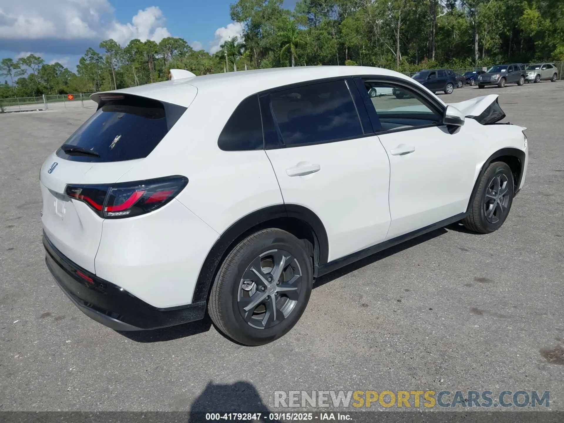 4 Photograph of a damaged car 3CZRZ1H72SM730037 HONDA HR-V 2025
