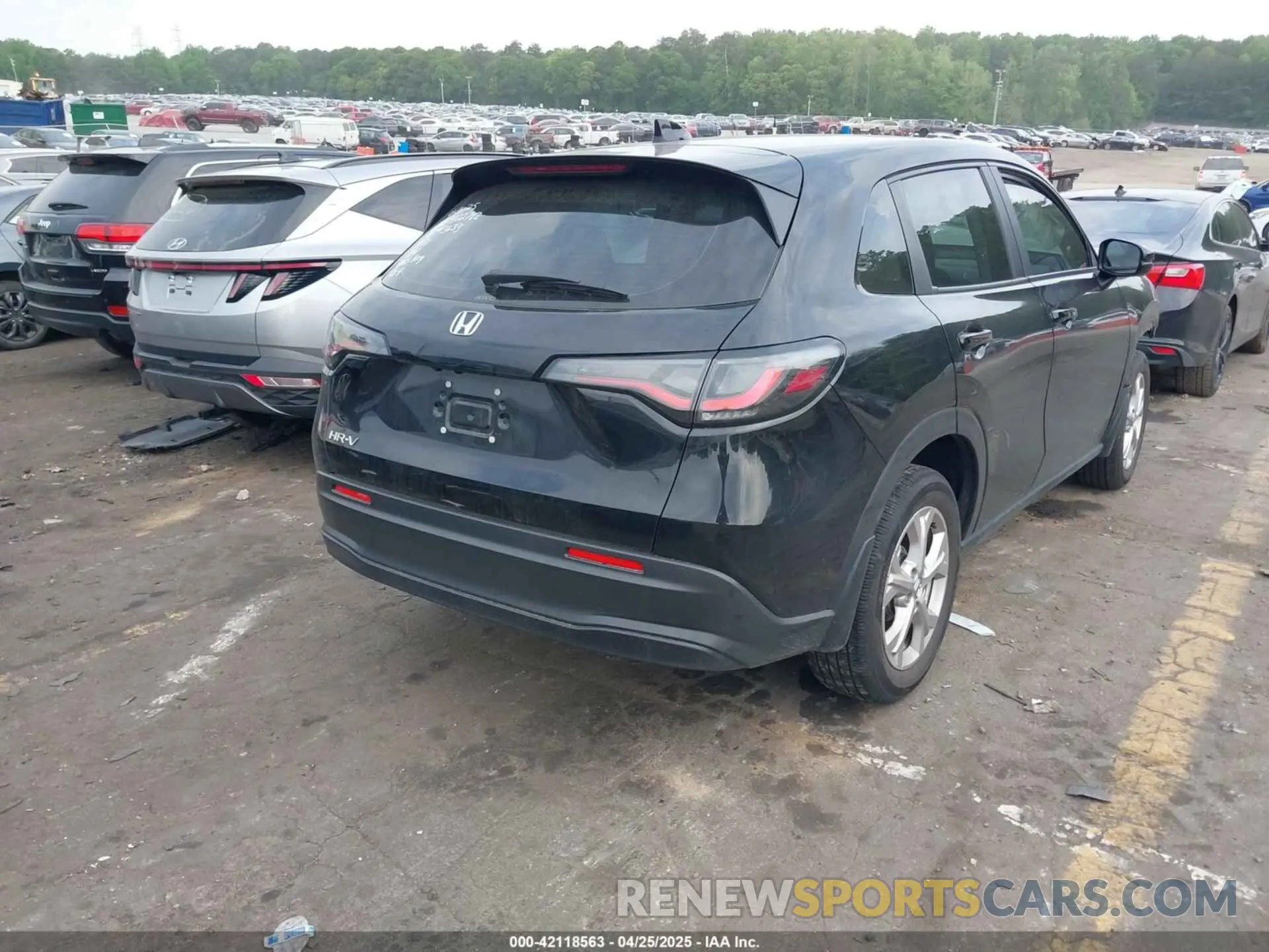 4 Photograph of a damaged car 3CZRZ2H30SM703633 HONDA HR-V 2025