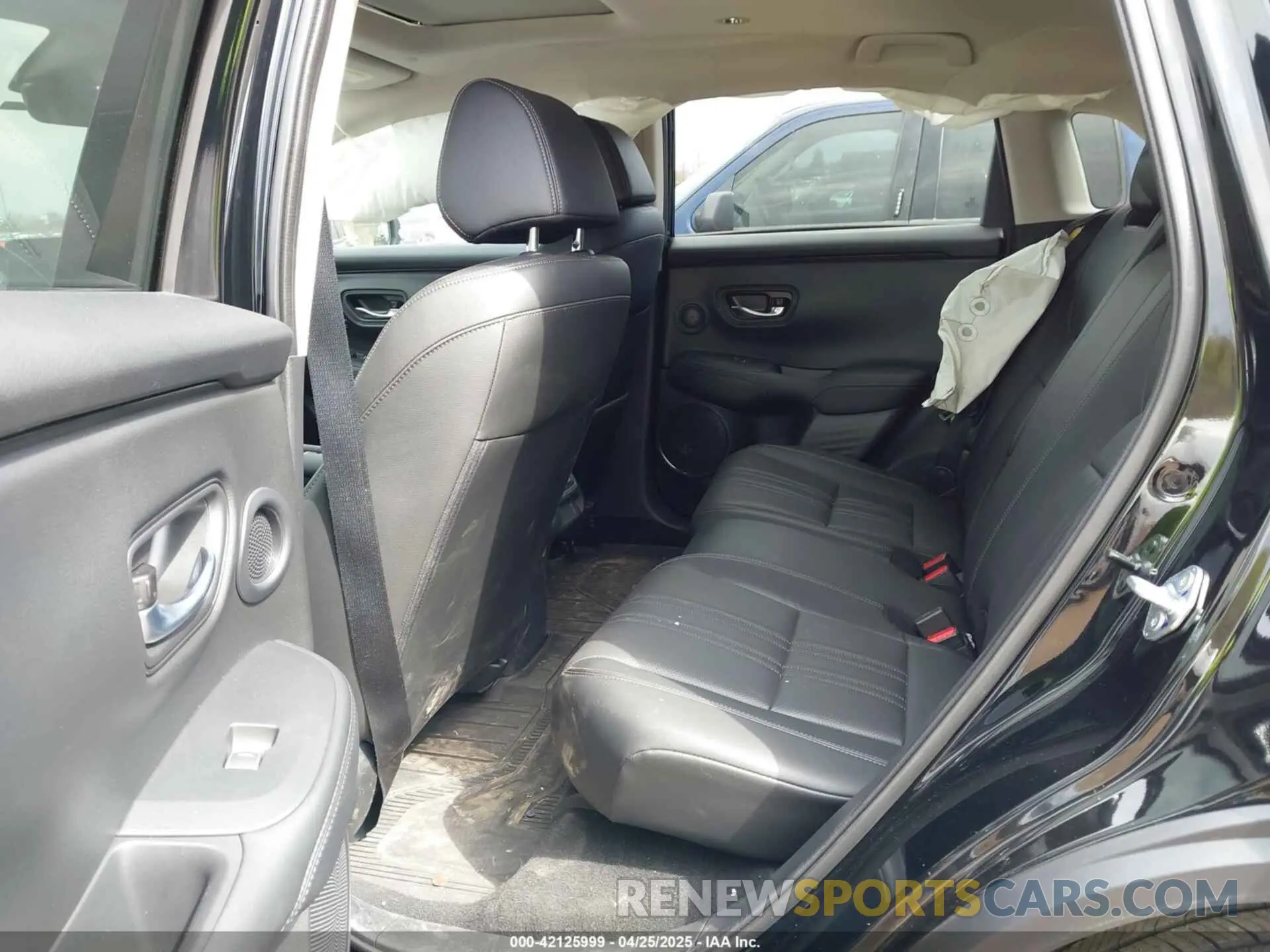 8 Photograph of a damaged car 3CZRZ2H70SM736912 HONDA HR-V 2025