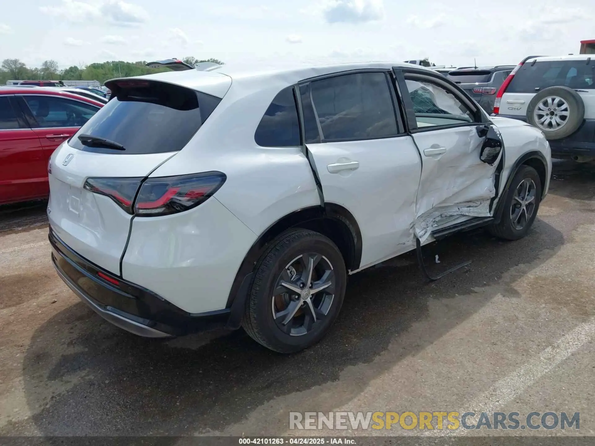 4 Photograph of a damaged car 3CZRZ2H71SM701456 HONDA HR-V 2025