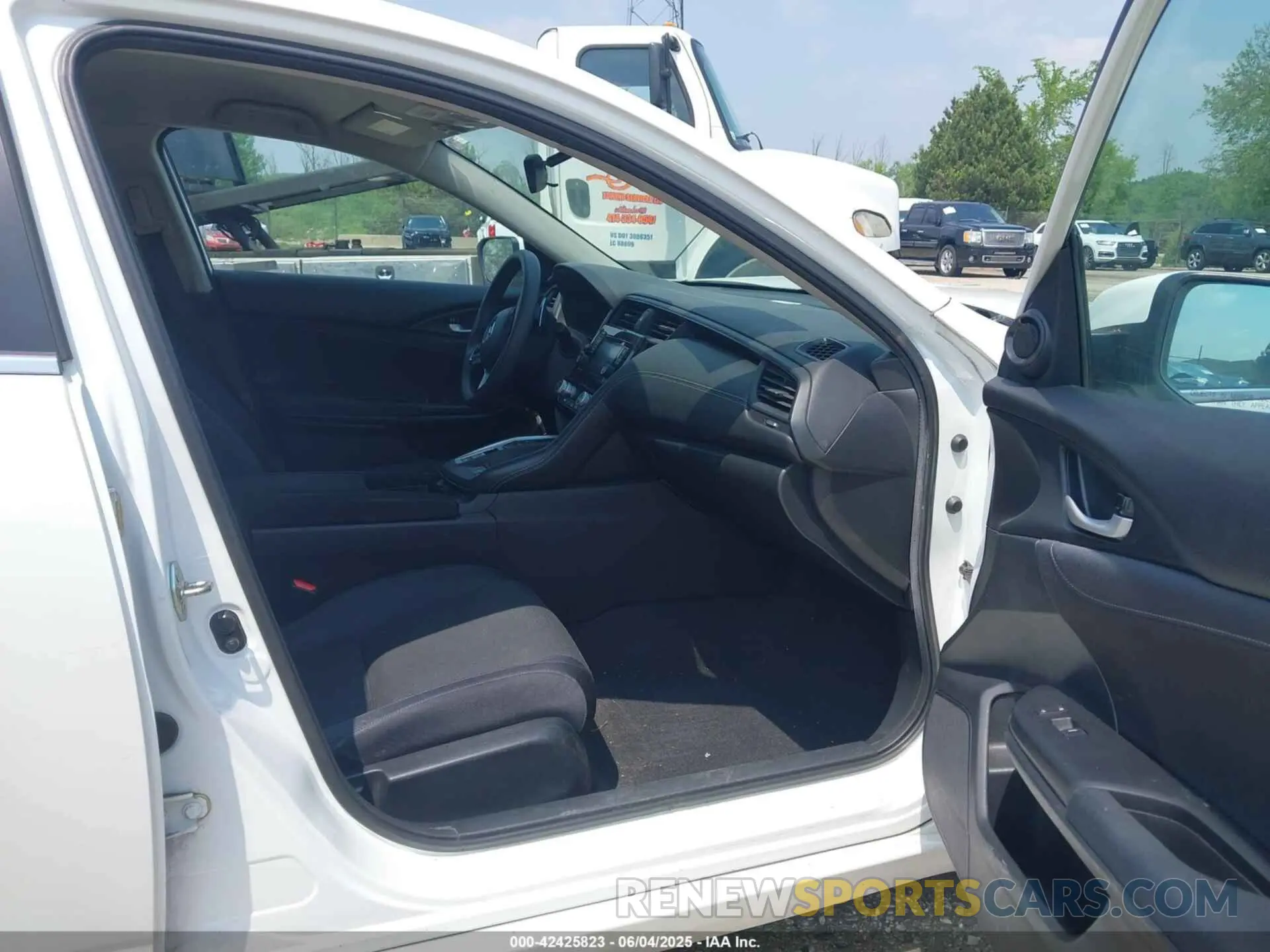 5 Photograph of a damaged car 19XZE4F10KE029699 HONDA INSIGHT 2019