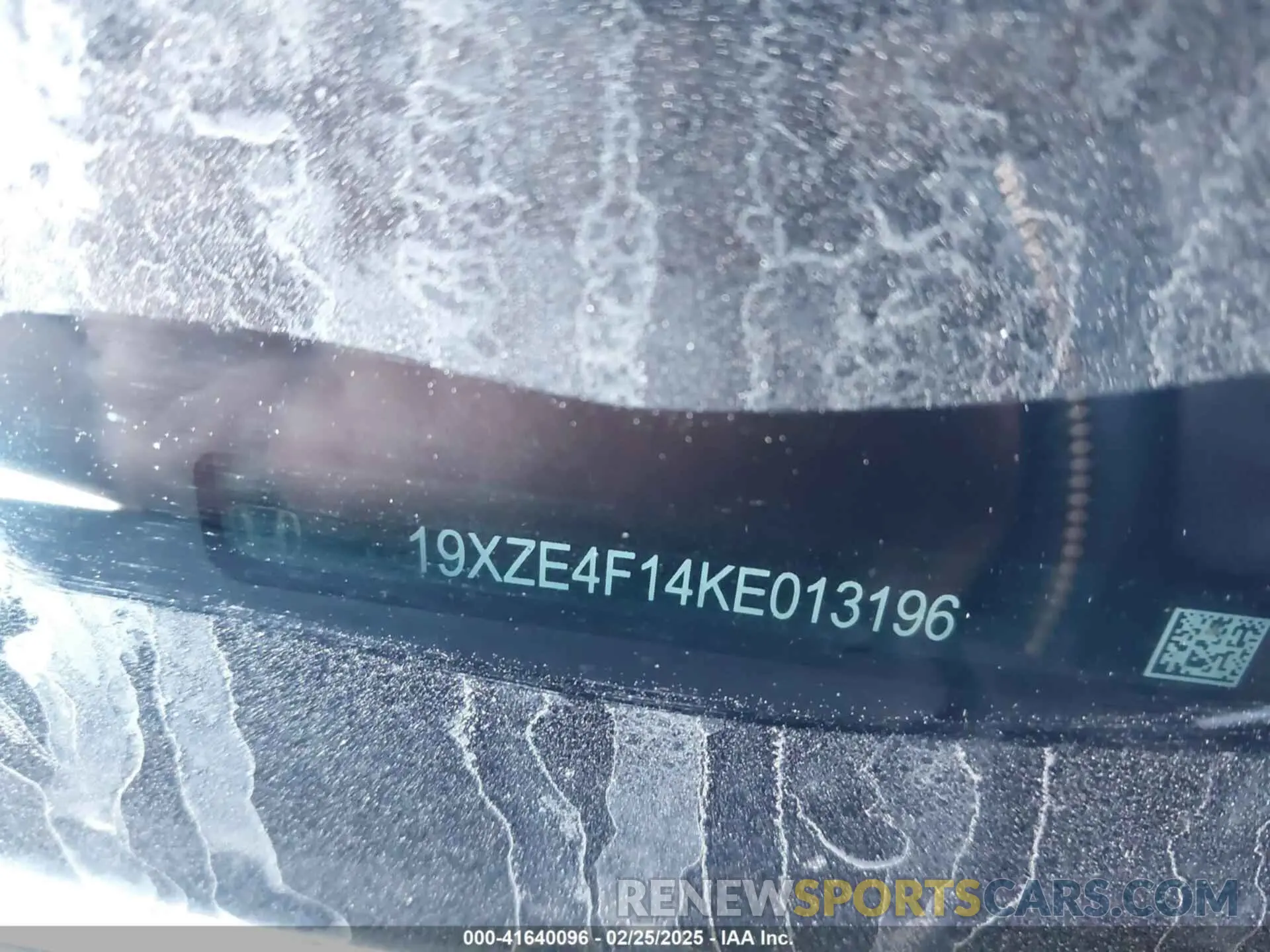 17 Photograph of a damaged car 19XZE4F14KE013196 HONDA INSIGHT 2019