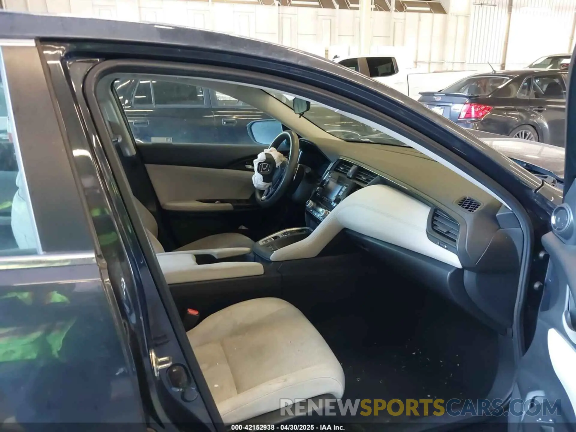 5 Photograph of a damaged car 19XZE4F16KE026659 HONDA INSIGHT 2019