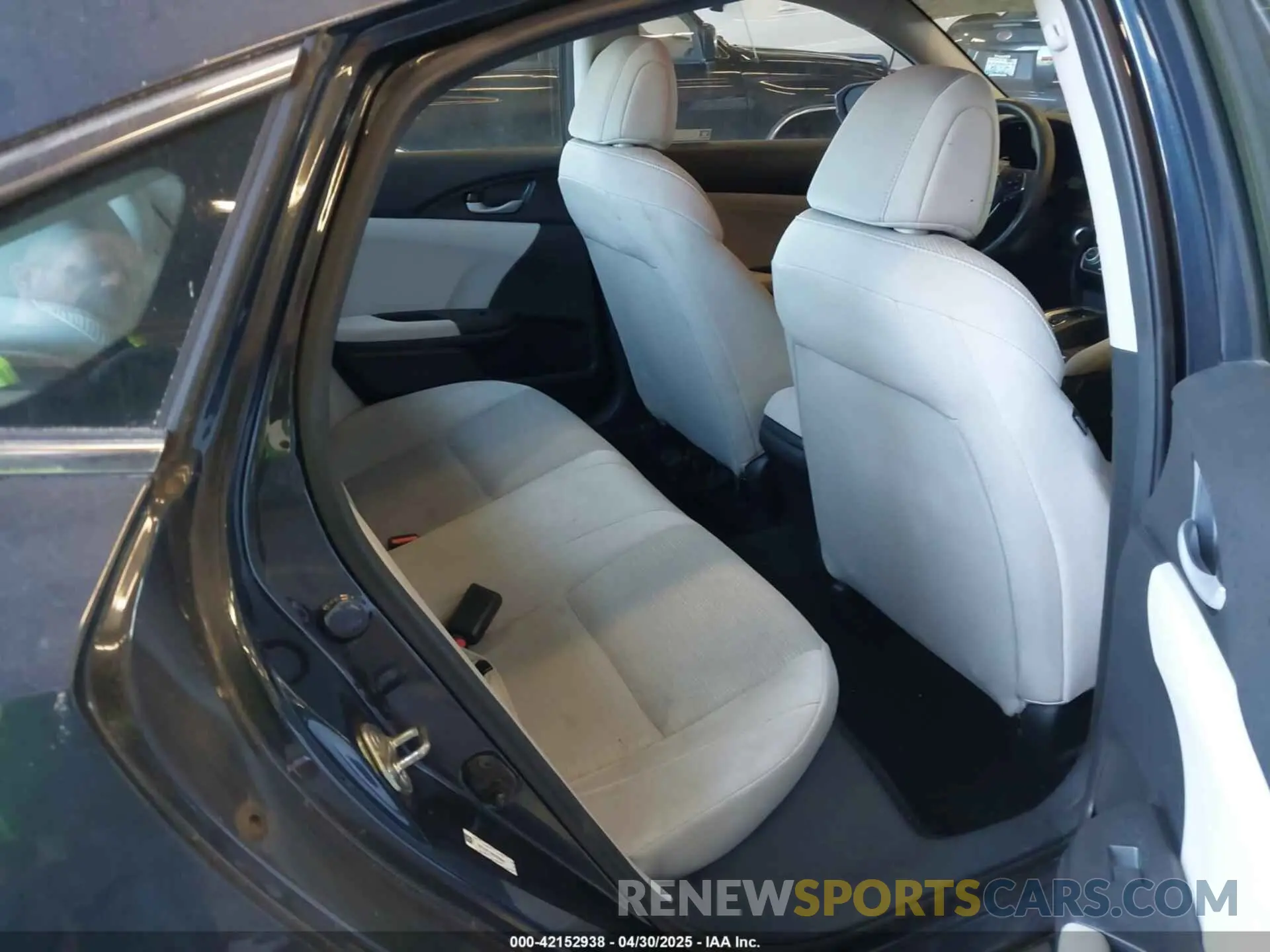 8 Photograph of a damaged car 19XZE4F16KE026659 HONDA INSIGHT 2019