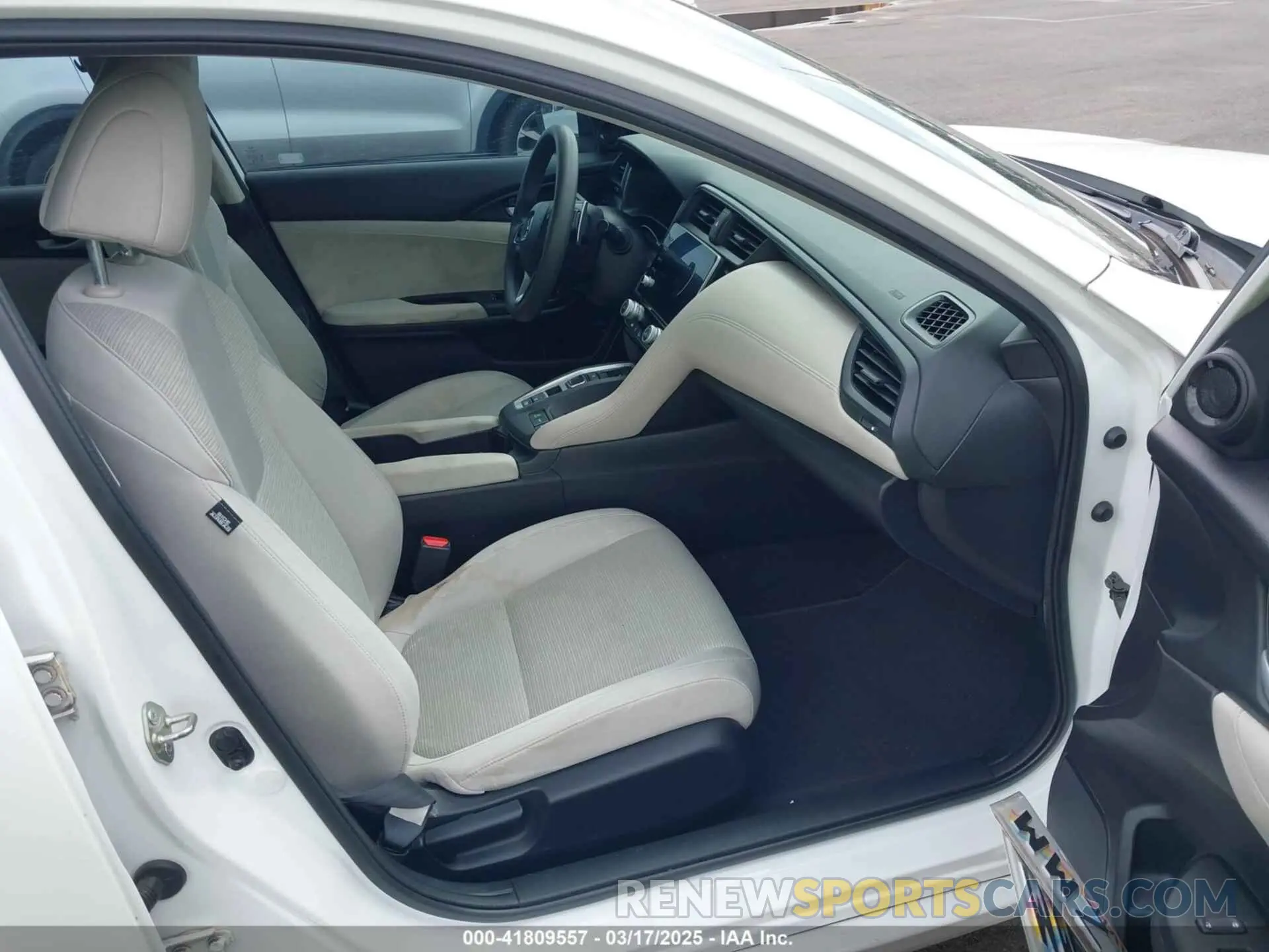 5 Photograph of a damaged car 19XZE4F50KE005082 HONDA INSIGHT 2019