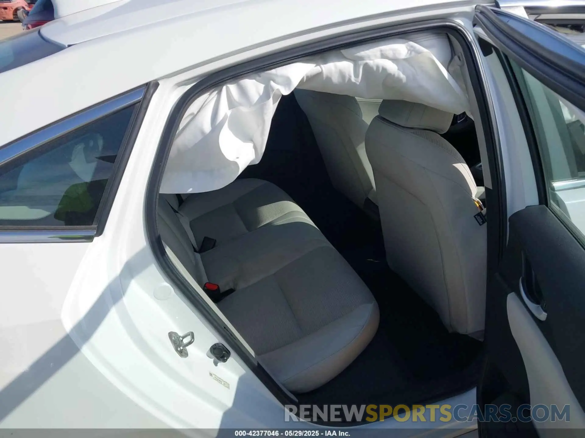 8 Photograph of a damaged car 19XZE4F50KE027924 HONDA INSIGHT 2019