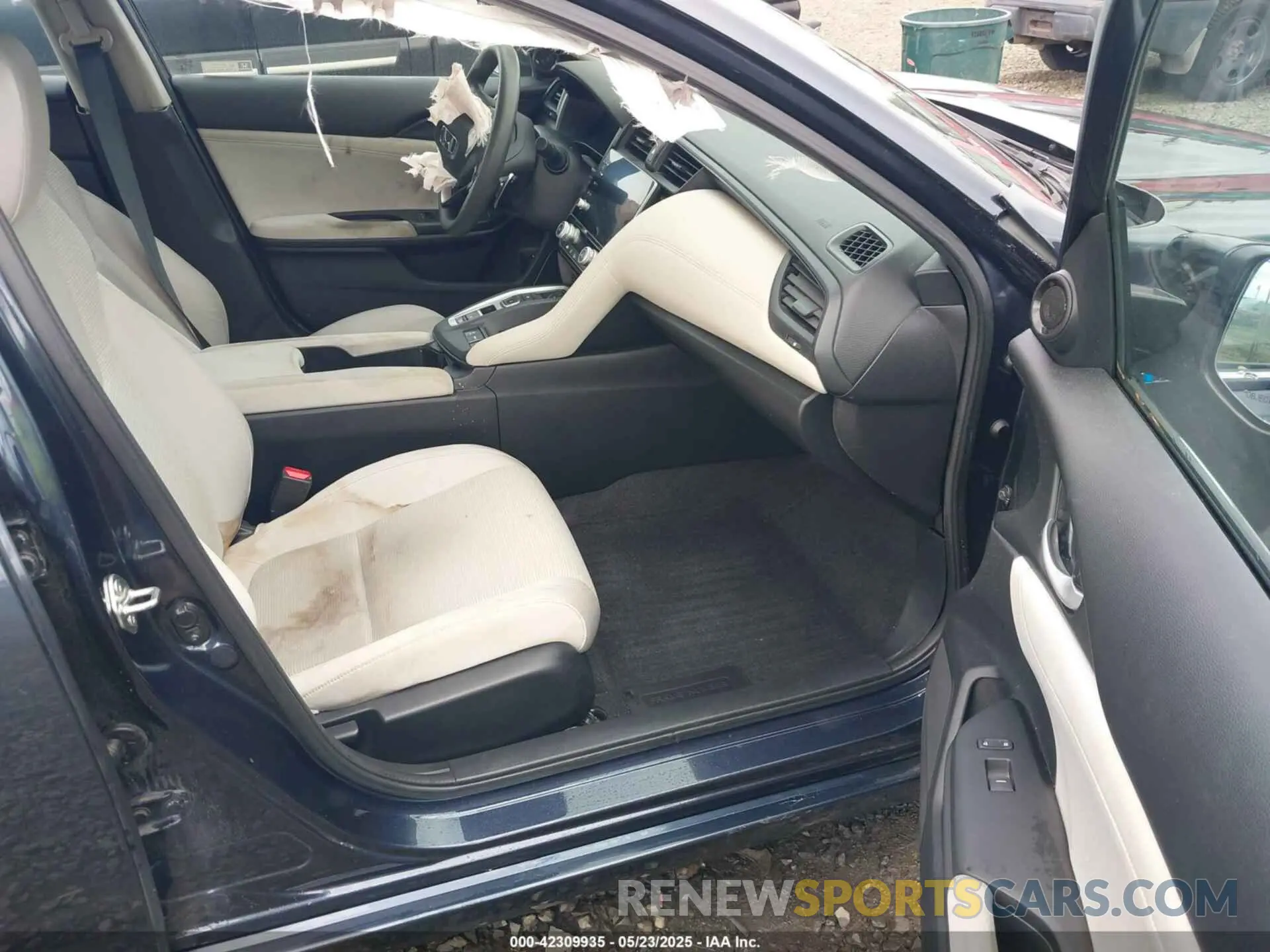 5 Photograph of a damaged car 19XZE4F57KE031887 HONDA INSIGHT 2019