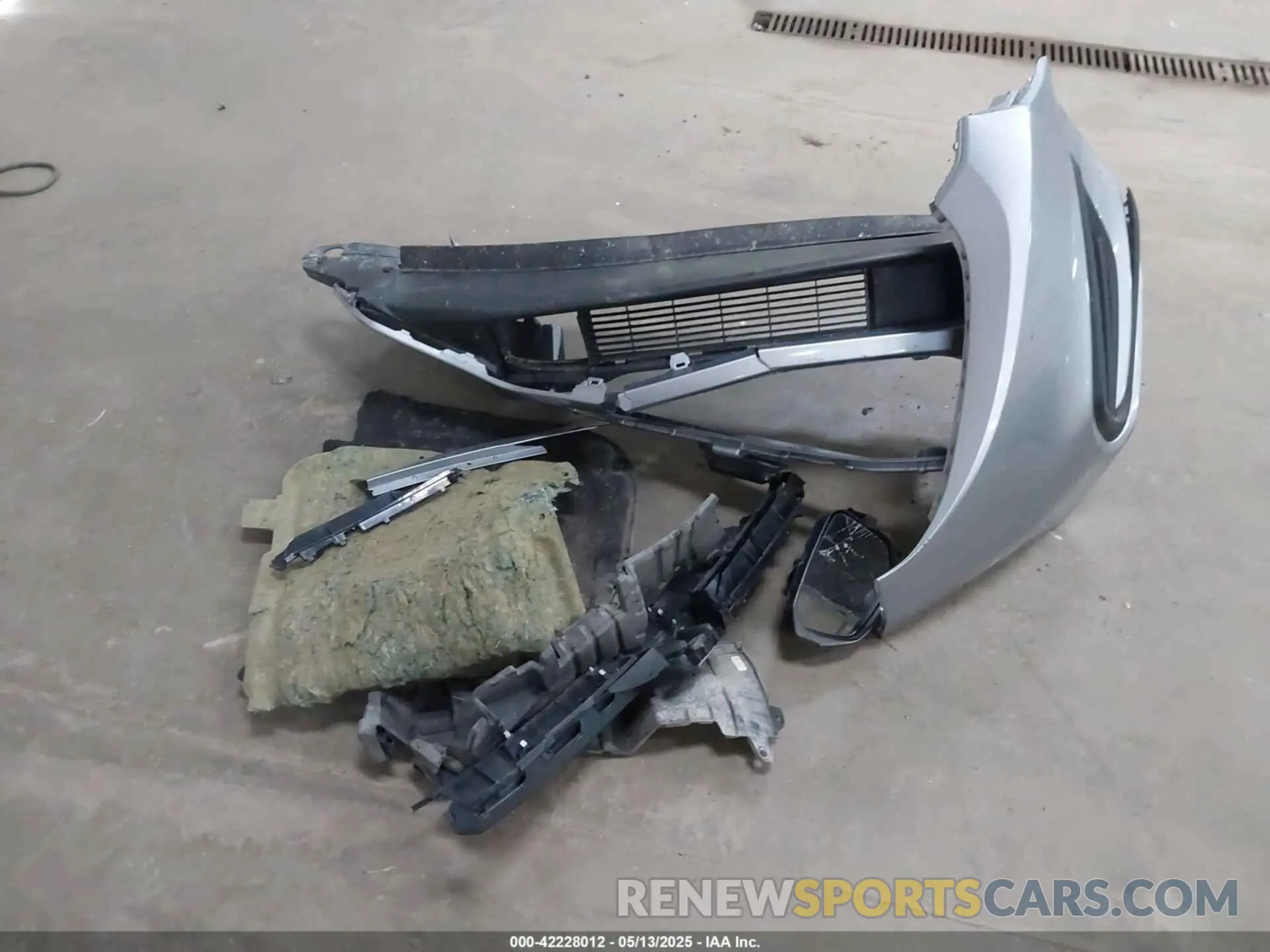 12 Photograph of a damaged car 19XZE4F59KE001869 HONDA INSIGHT 2019