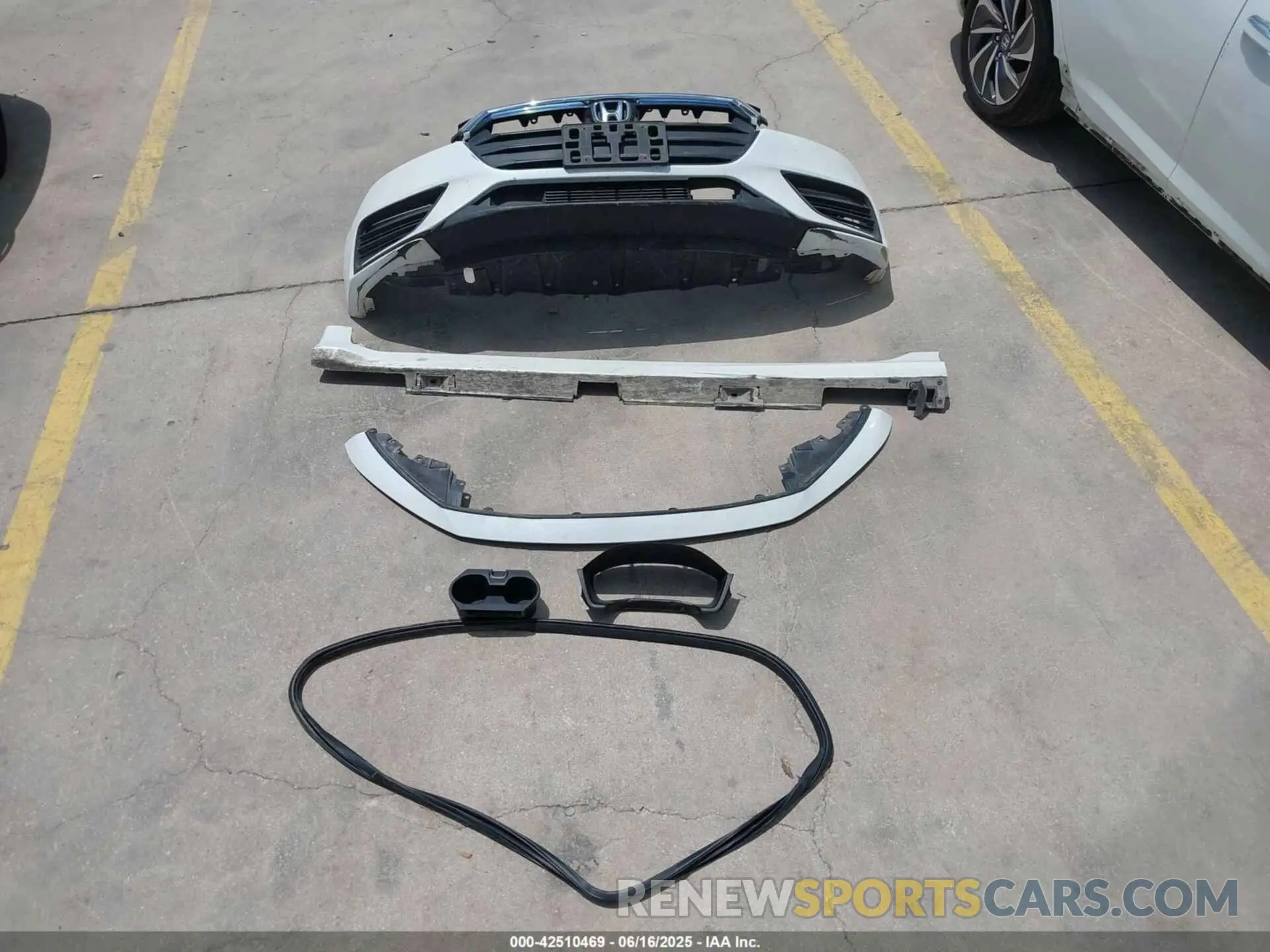 12 Photograph of a damaged car 19XZE4F95KE013732 HONDA INSIGHT 2019