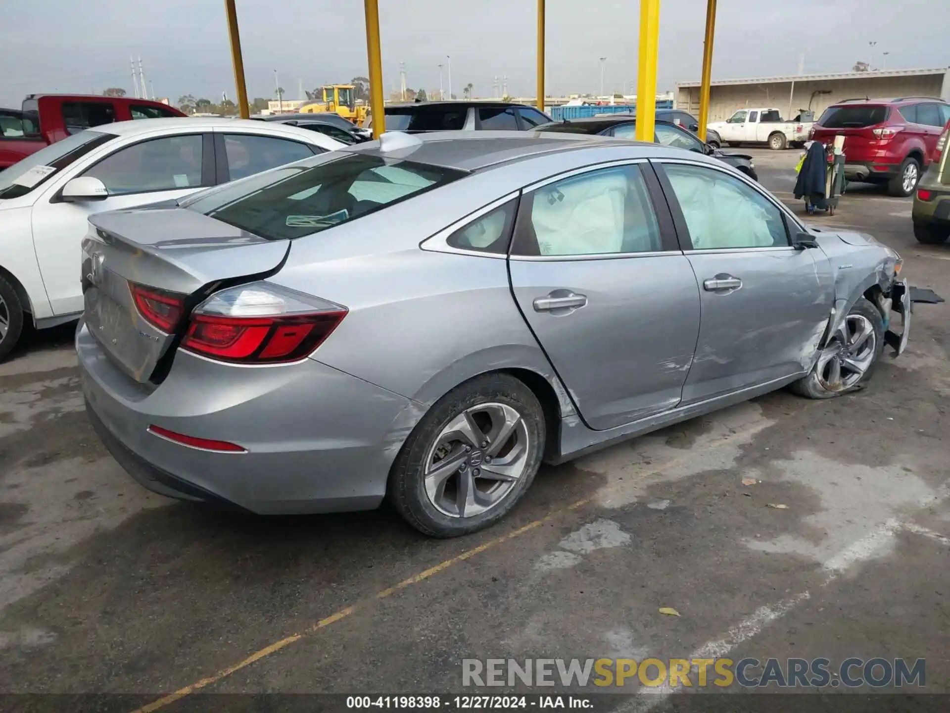 4 Photograph of a damaged car 19XZE4F51LE014570 HONDA INSIGHT 2020