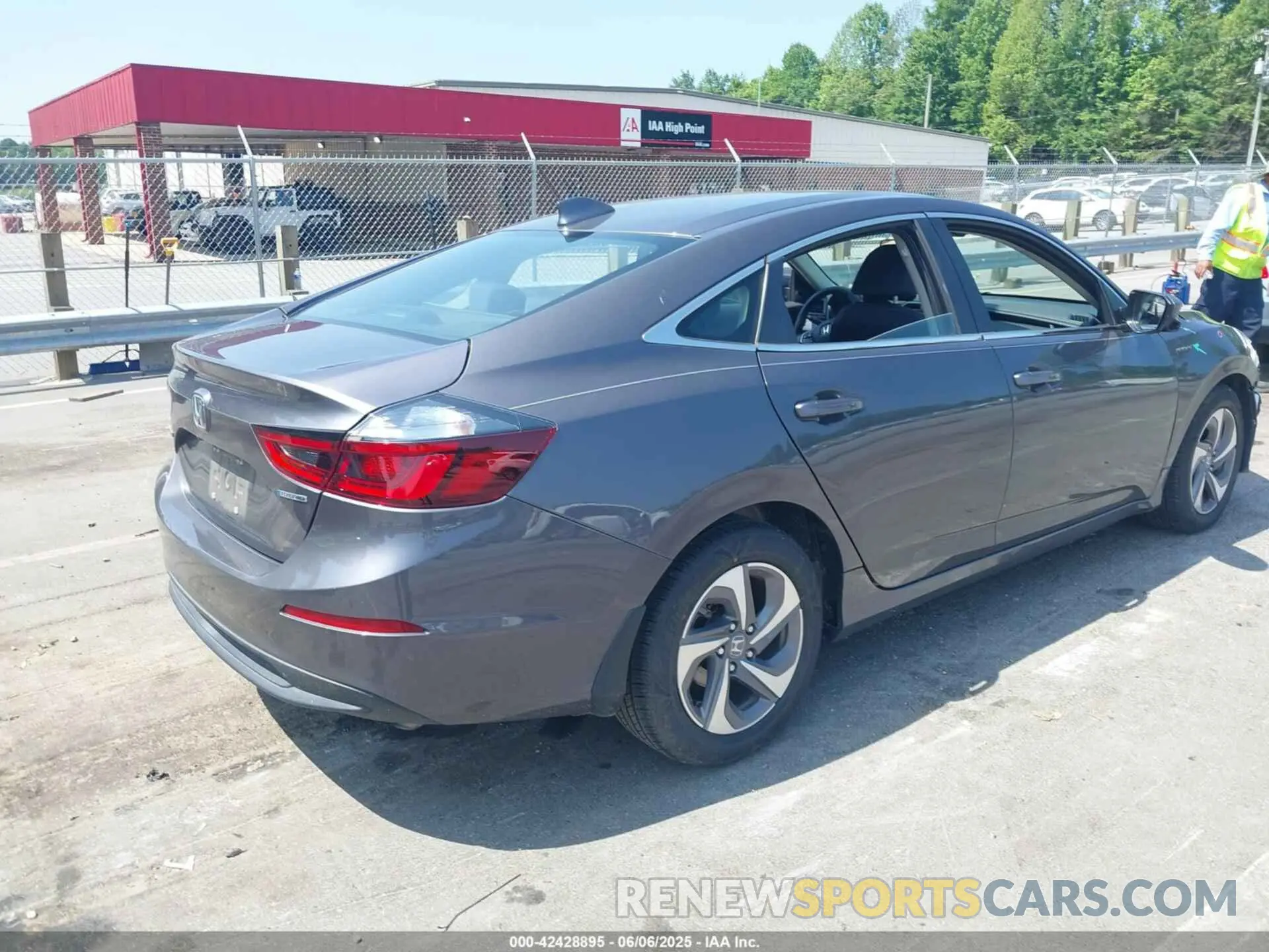 4 Photograph of a damaged car 19XZE4F55LE011882 HONDA INSIGHT 2020