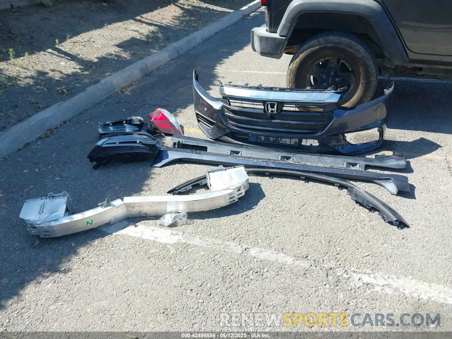 12 Photograph of a damaged car 19XZE4F56LE000020 HONDA INSIGHT 2020