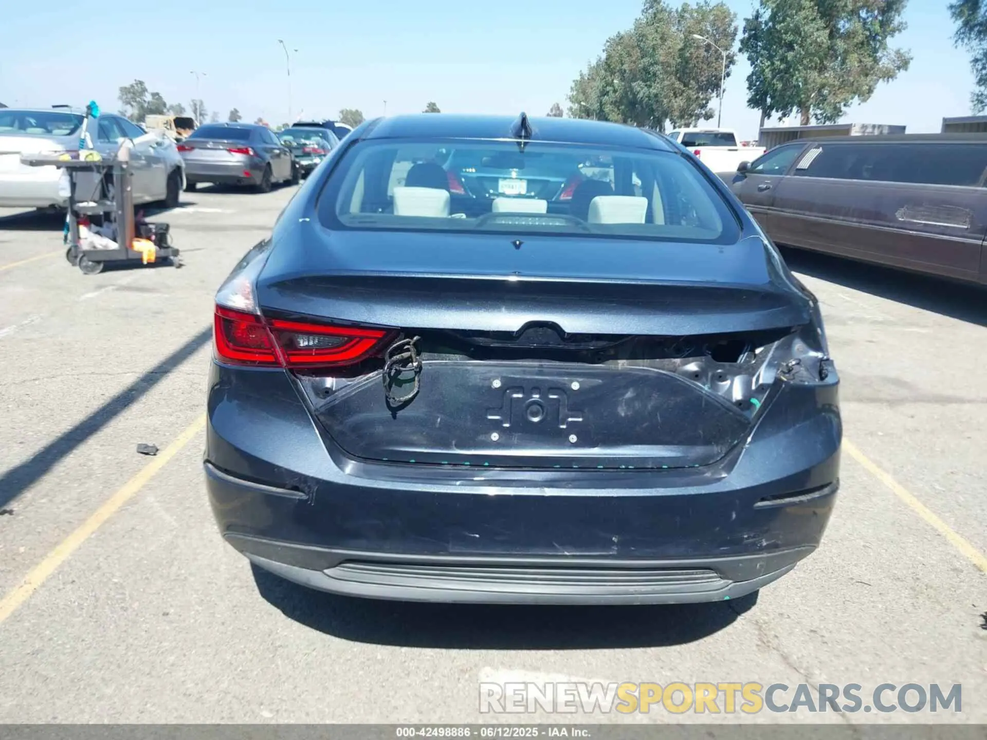 17 Photograph of a damaged car 19XZE4F56LE000020 HONDA INSIGHT 2020