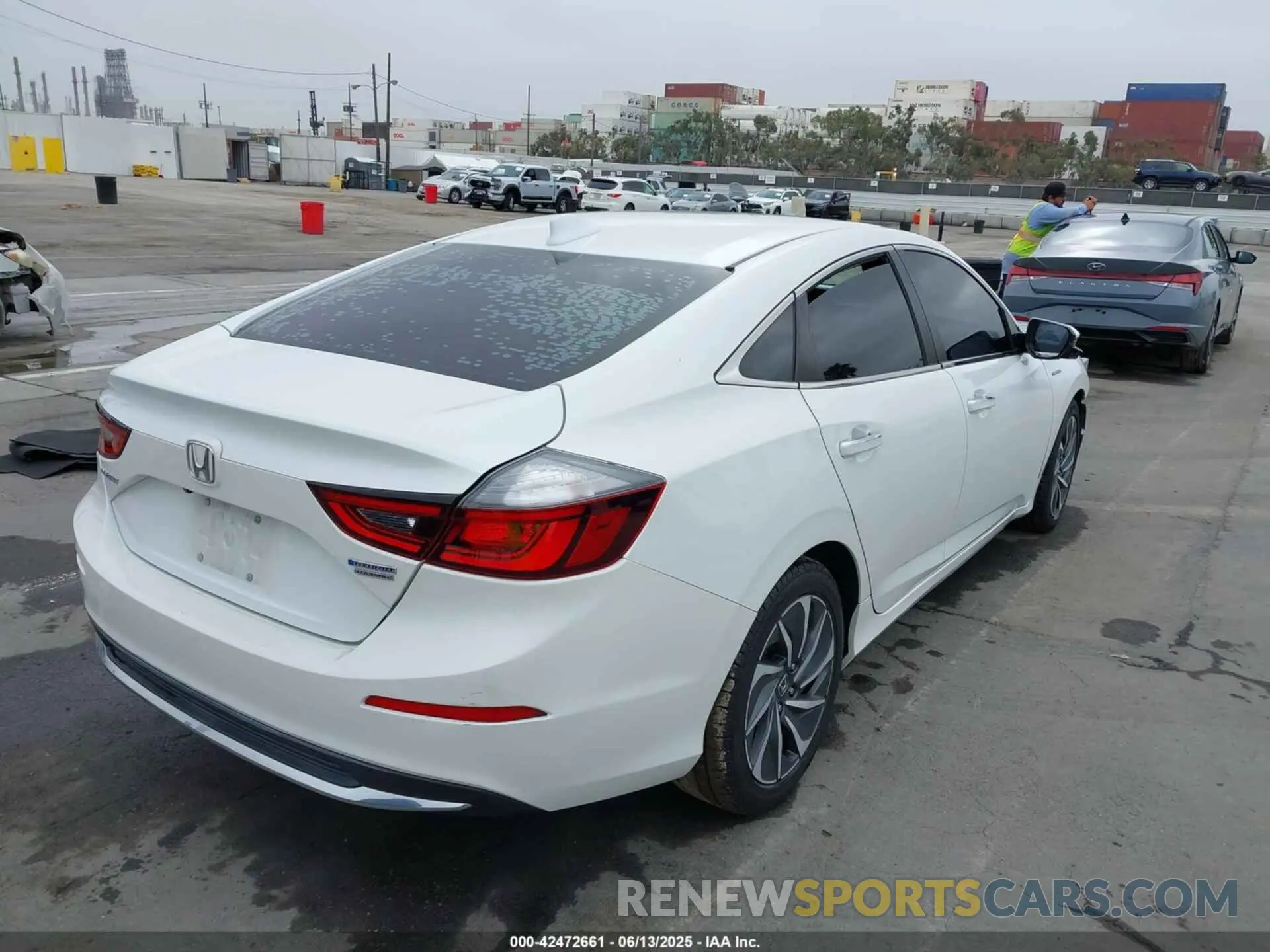 4 Photograph of a damaged car 19XZE4F91LE011025 HONDA INSIGHT 2020