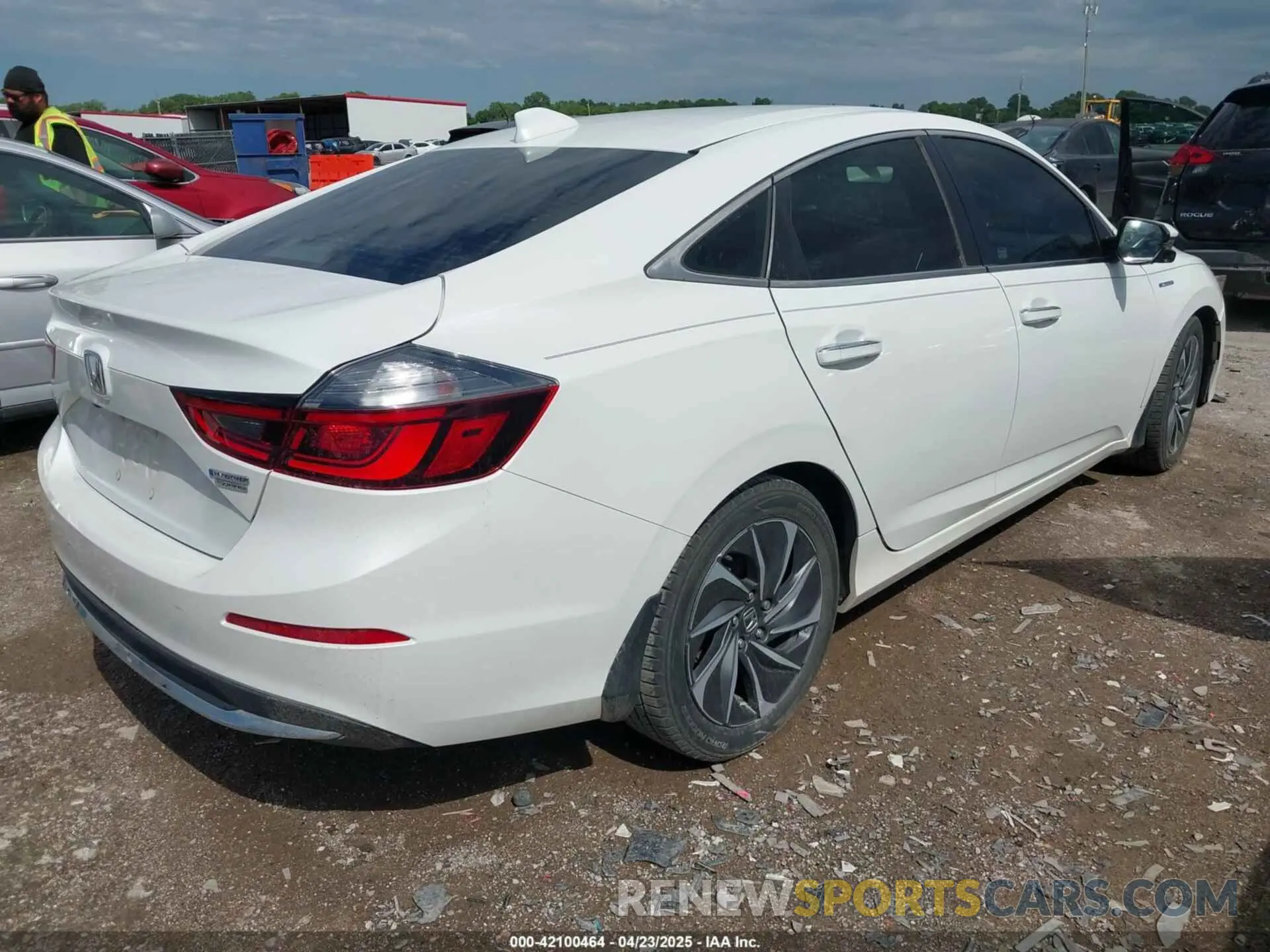 4 Photograph of a damaged car 19XZE4F93LE009017 HONDA INSIGHT 2020