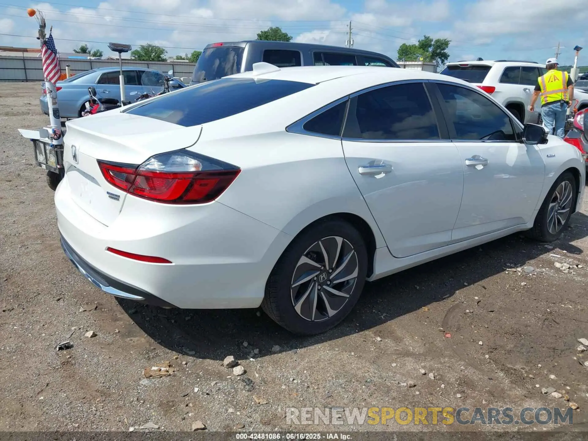 4 Photograph of a damaged car 19XZE4F99LE004484 HONDA INSIGHT 2020