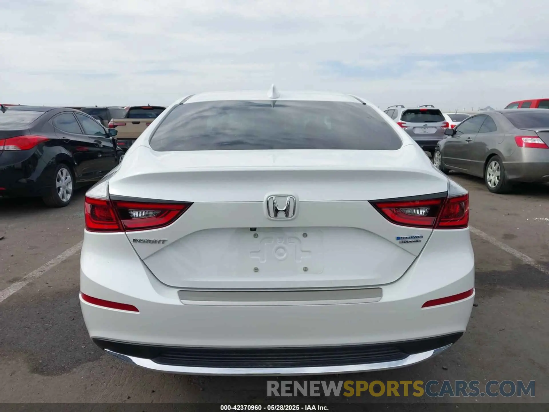 17 Photograph of a damaged car 19XZE4F91NE002506 HONDA INSIGHT 2022