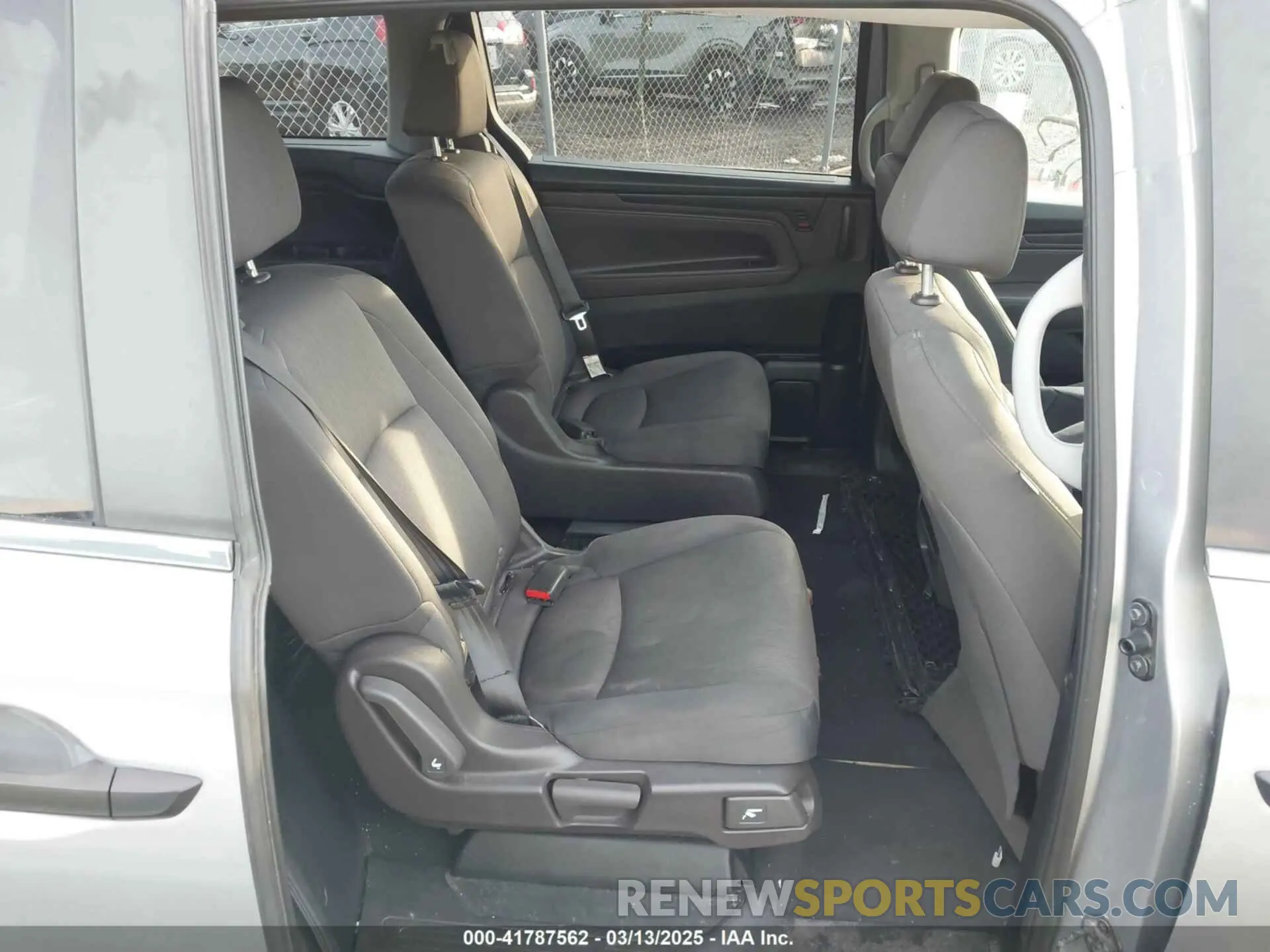 8 Photograph of a damaged car 5FNRL6H20KB028201 HONDA ODYSSEY 2019