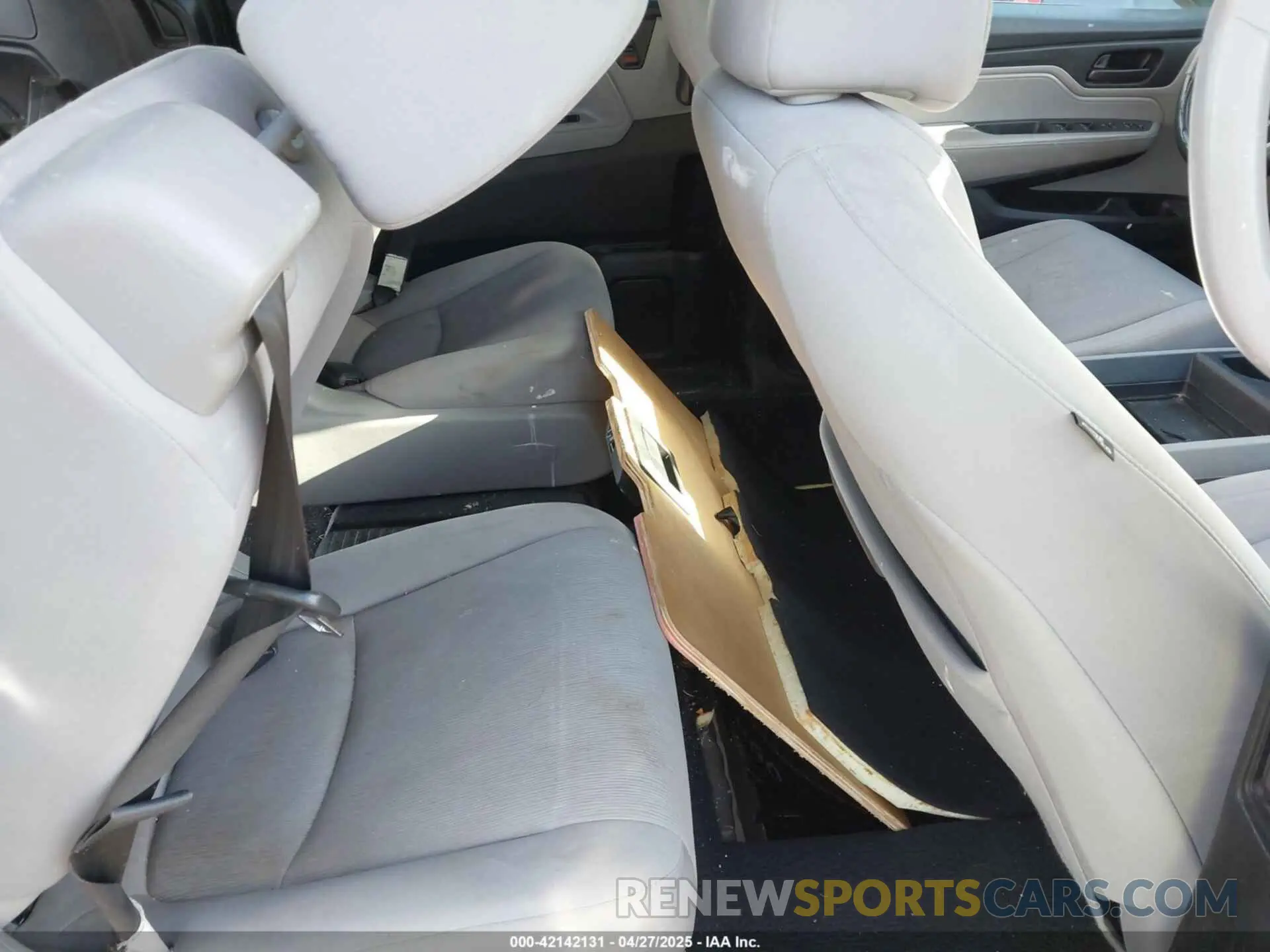 8 Photograph of a damaged car 5FNRL6H24KB102011 HONDA ODYSSEY 2019