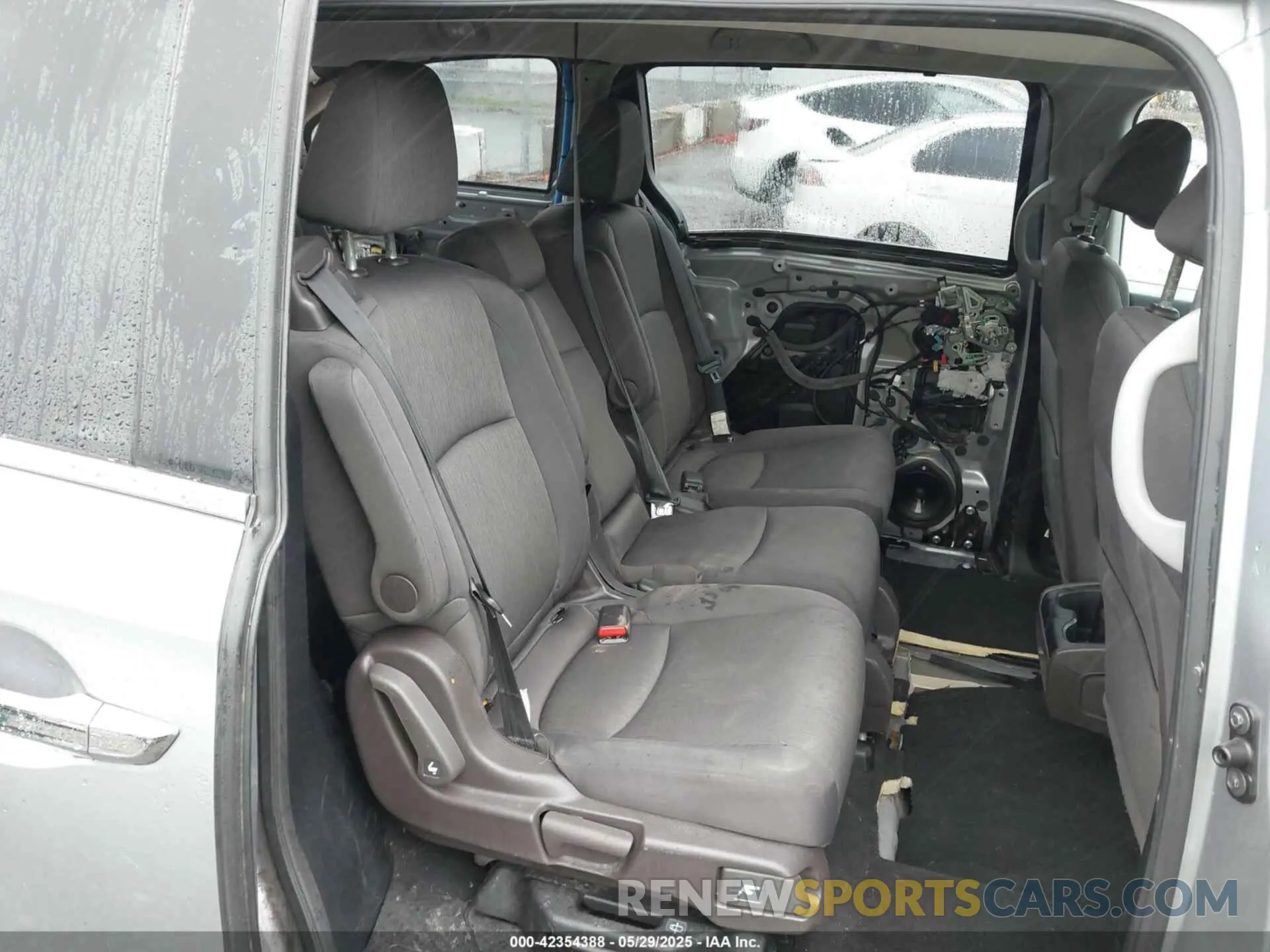 8 Photograph of a damaged car 5FNRL6H46KB504498 HONDA ODYSSEY 2019