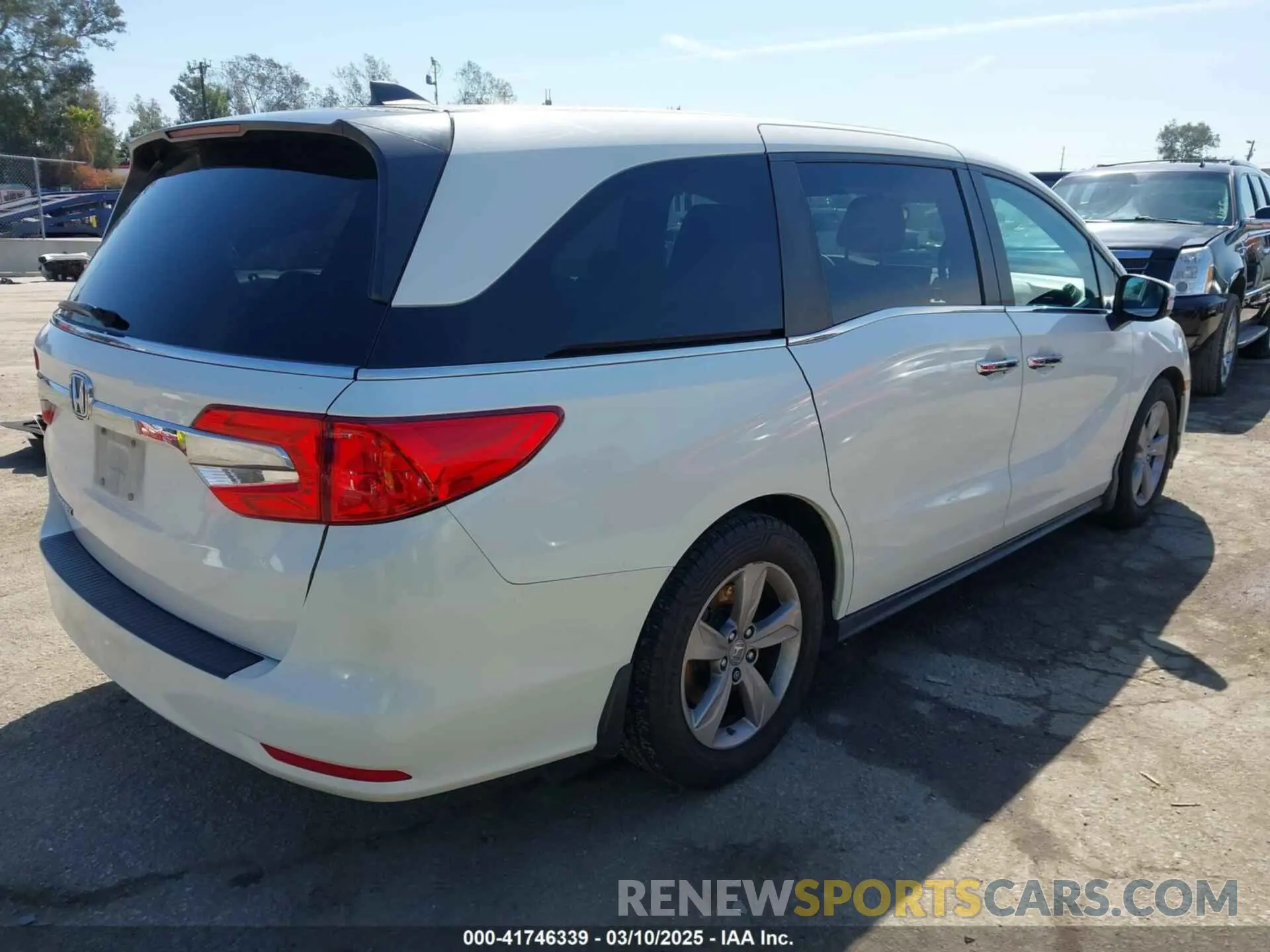 4 Photograph of a damaged car 5FNRL6H52KB087762 HONDA ODYSSEY 2019