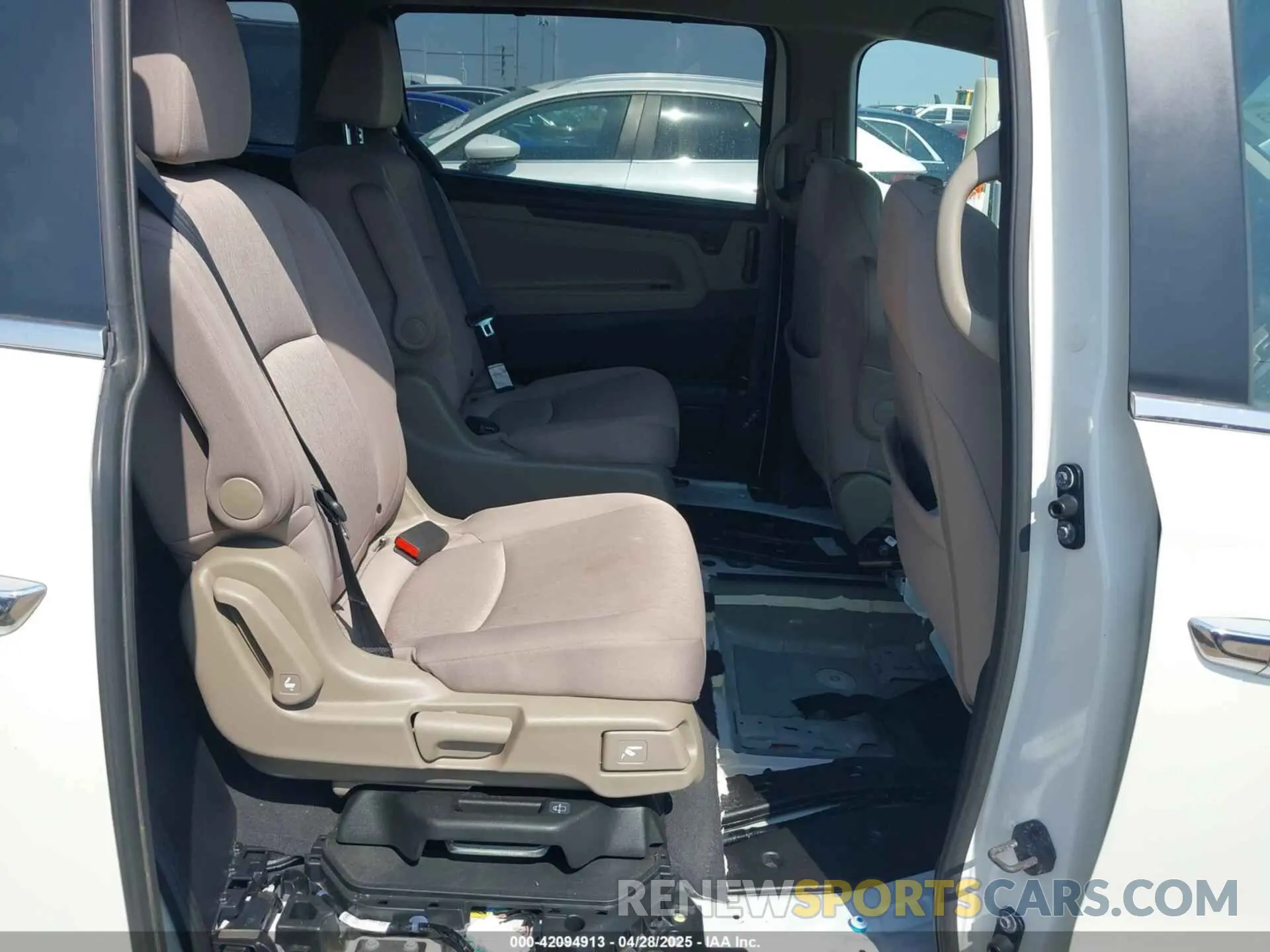 8 Photograph of a damaged car 5FNRL6H52KB121294 HONDA ODYSSEY 2019